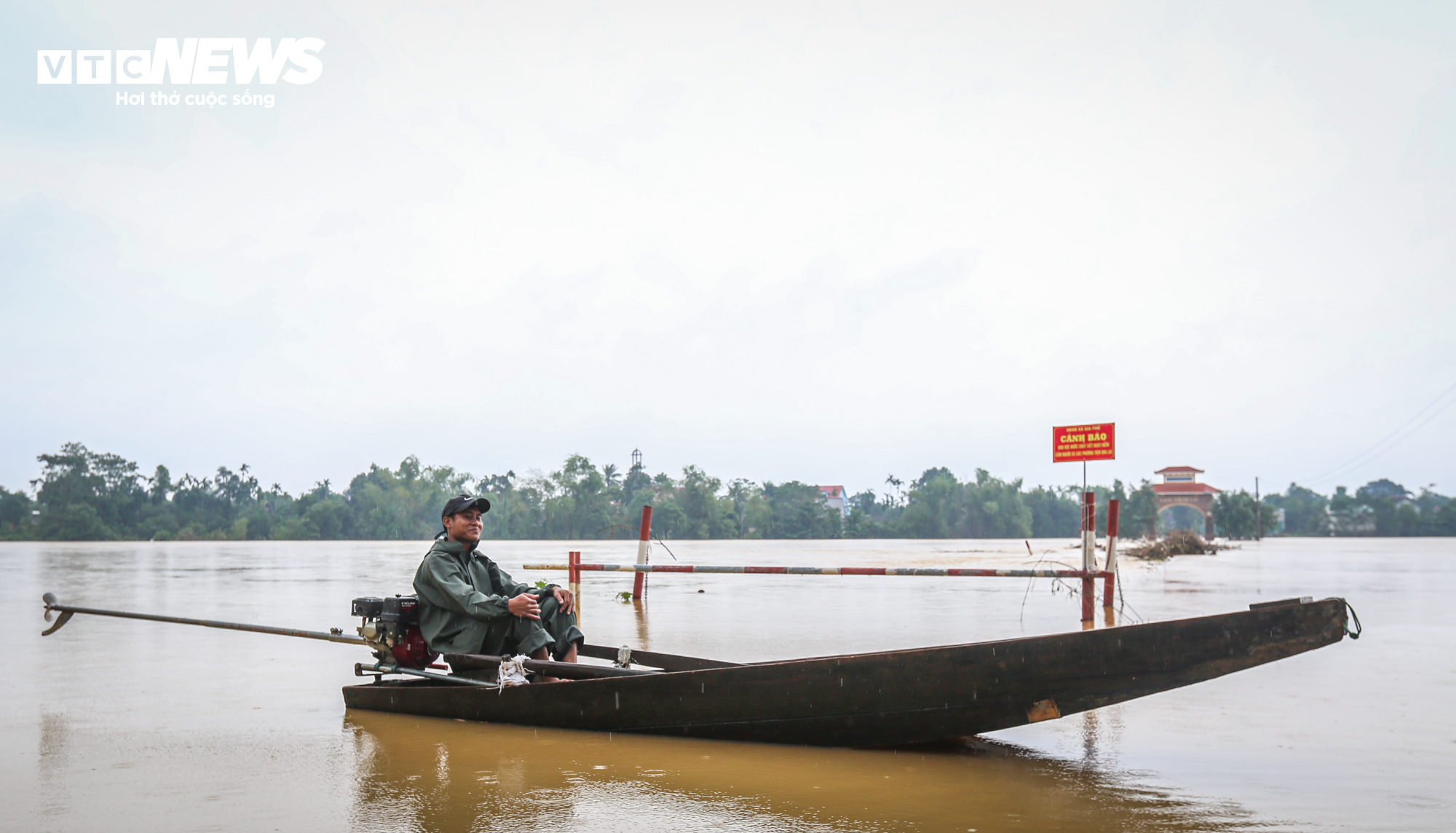 Nước lũ bủa vây, cô lập hàng loạt địa phương ở Hà Tĩnh - 5