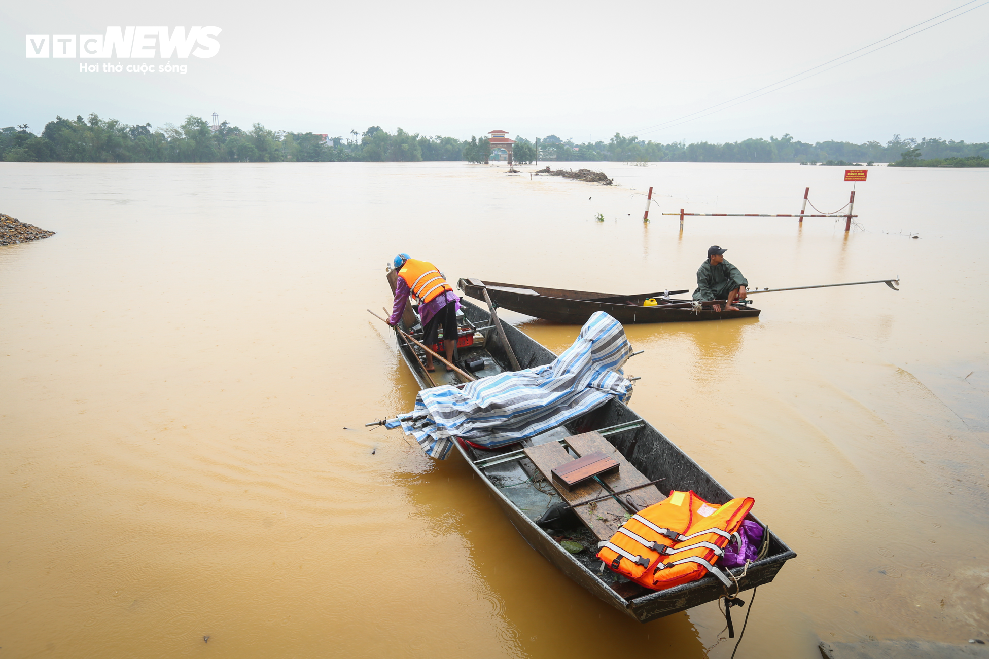 Nước lũ bủa vây, cô lập hàng loạt địa phương ở Hà Tĩnh - 13