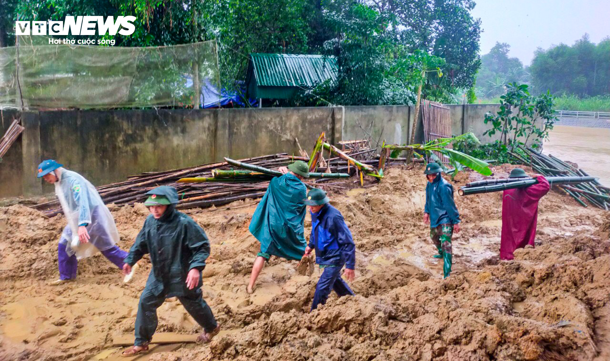 Nước lũ bủa vây, cô lập hàng loạt địa phương ở Hà Tĩnh - 10