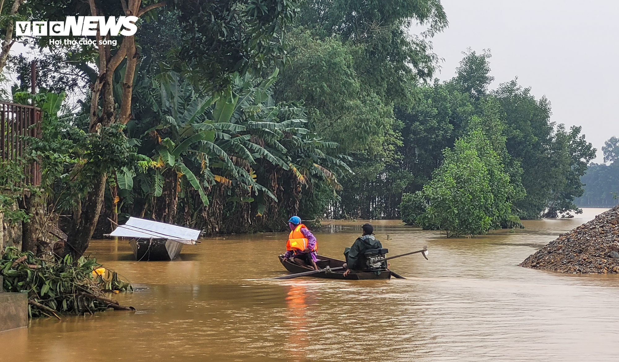 Nước lũ bủa vây, cô lập hàng loạt địa phương ở Hà Tĩnh - 6