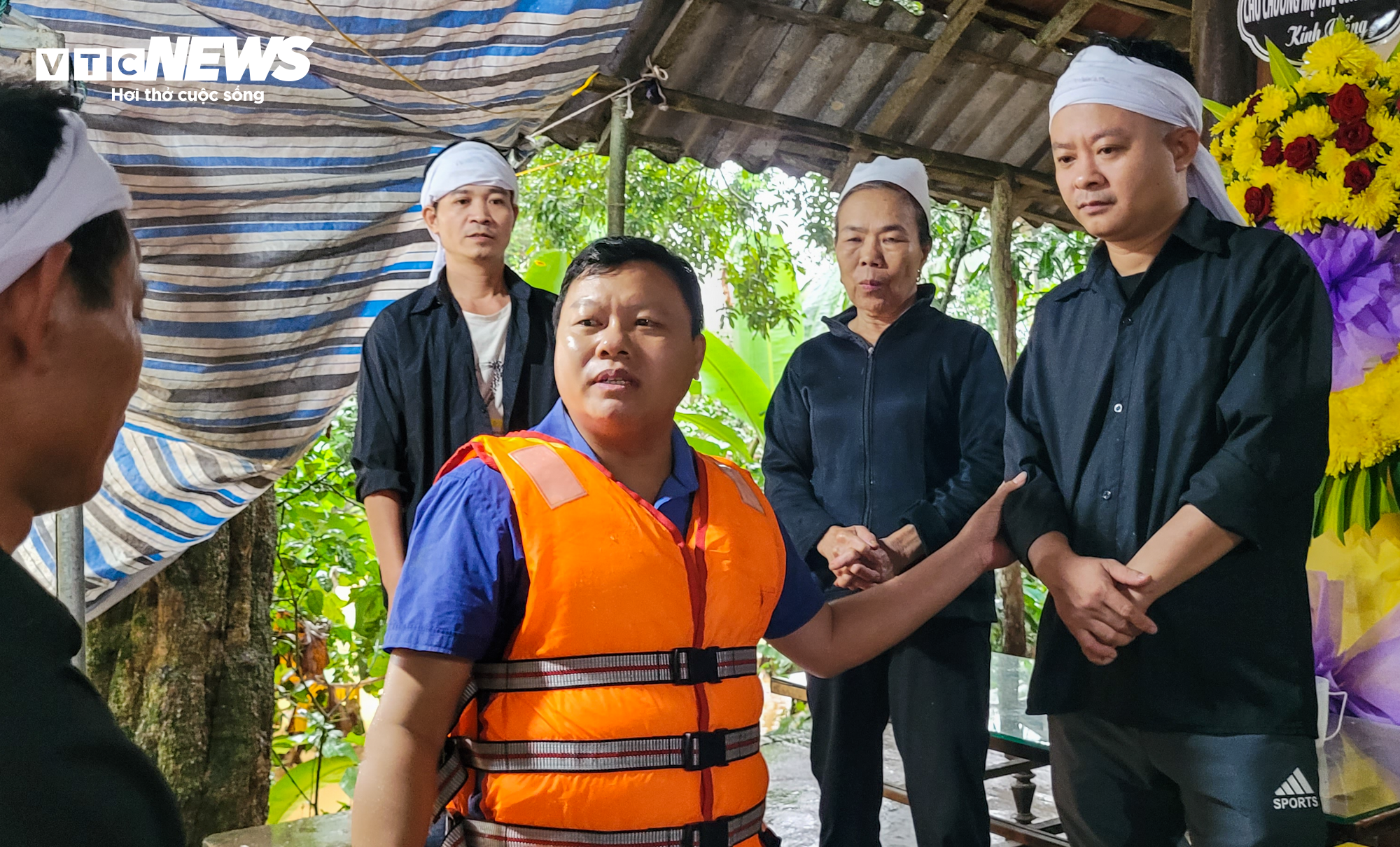 Nước lũ bủa vây, cô lập hàng loạt địa phương ở Hà Tĩnh - 4