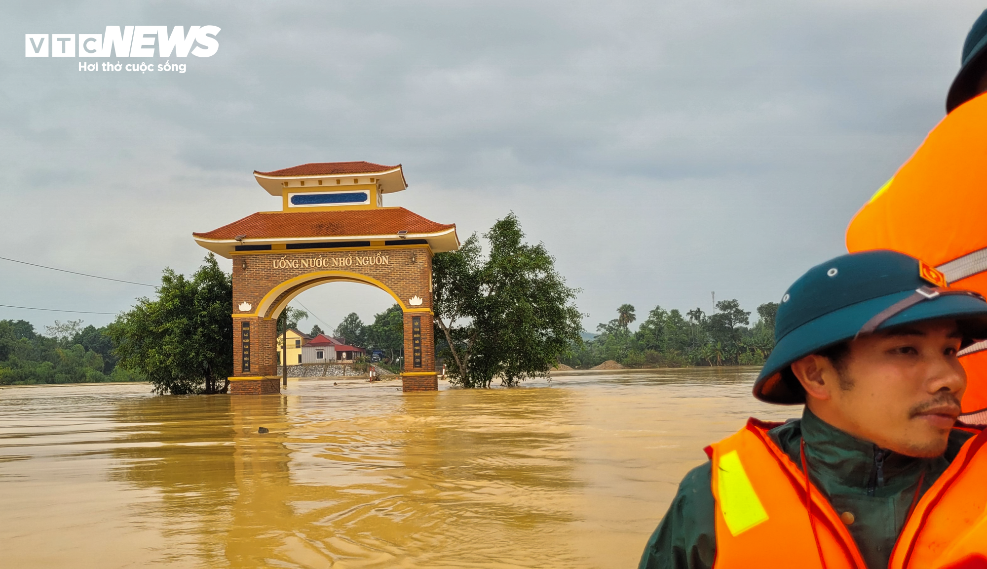 Nước lũ bủa vây, cô lập hàng loạt địa phương ở Hà Tĩnh - 2