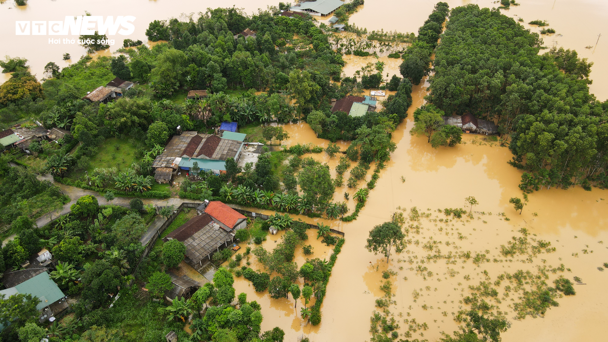 Nước lũ bủa vây, cô lập hàng loạt địa phương ở Hà Tĩnh - 7