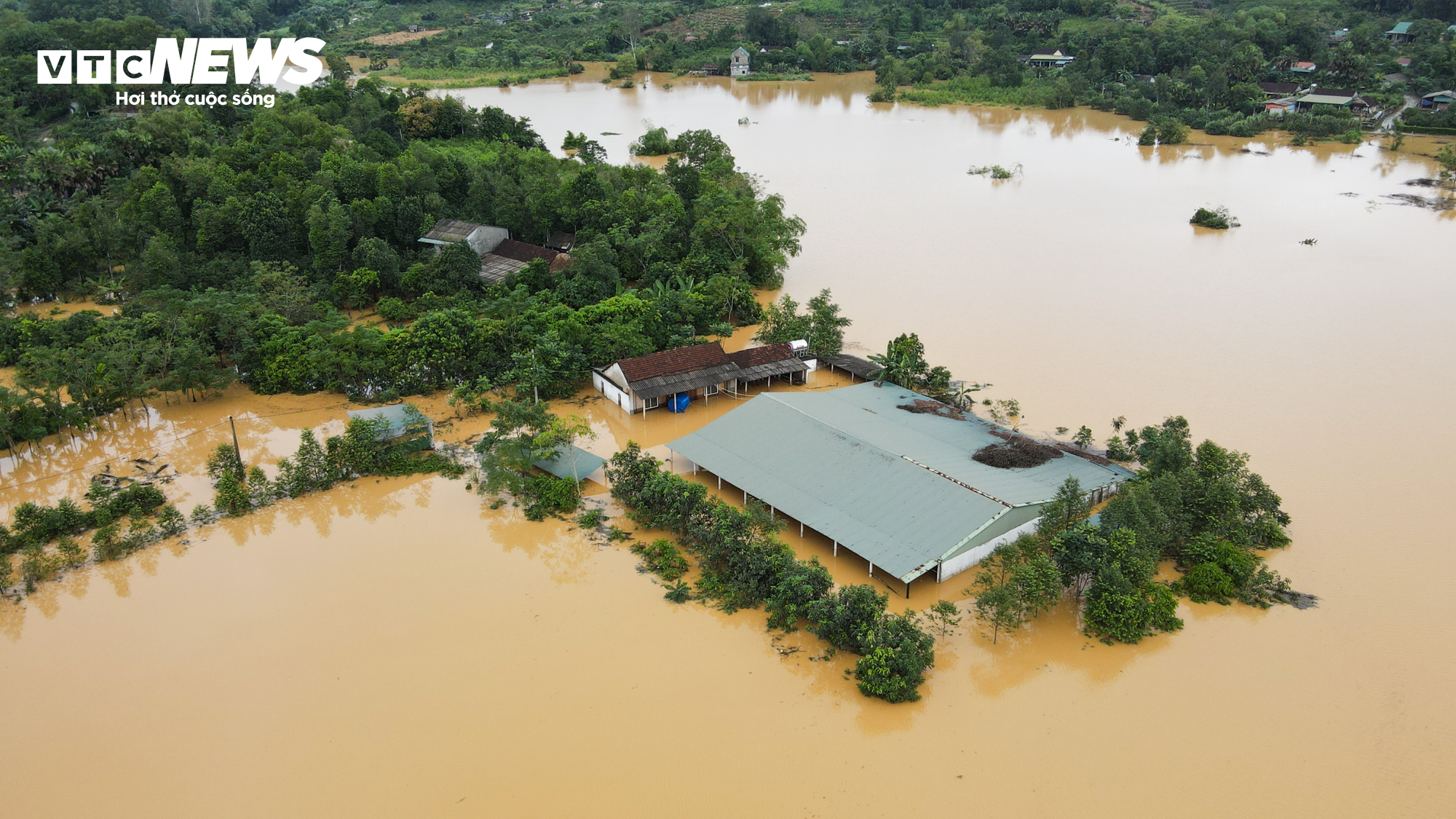 Nước lũ bủa vây, cô lập hàng loạt địa phương ở Hà Tĩnh - 14