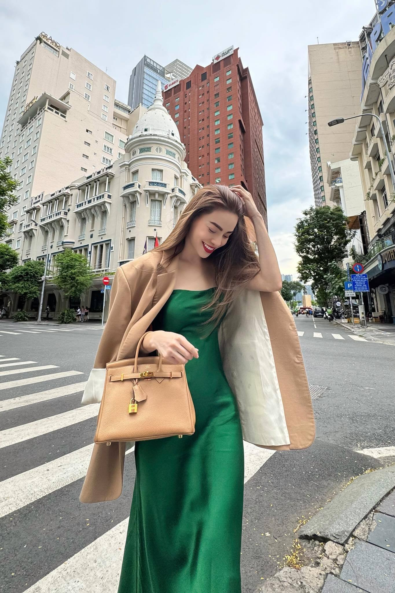 Sao Việt 2/11: Minh Hằng khoe bụng thon gọn, cháu gái Vũ Linh tình tứ bên chồng - 10