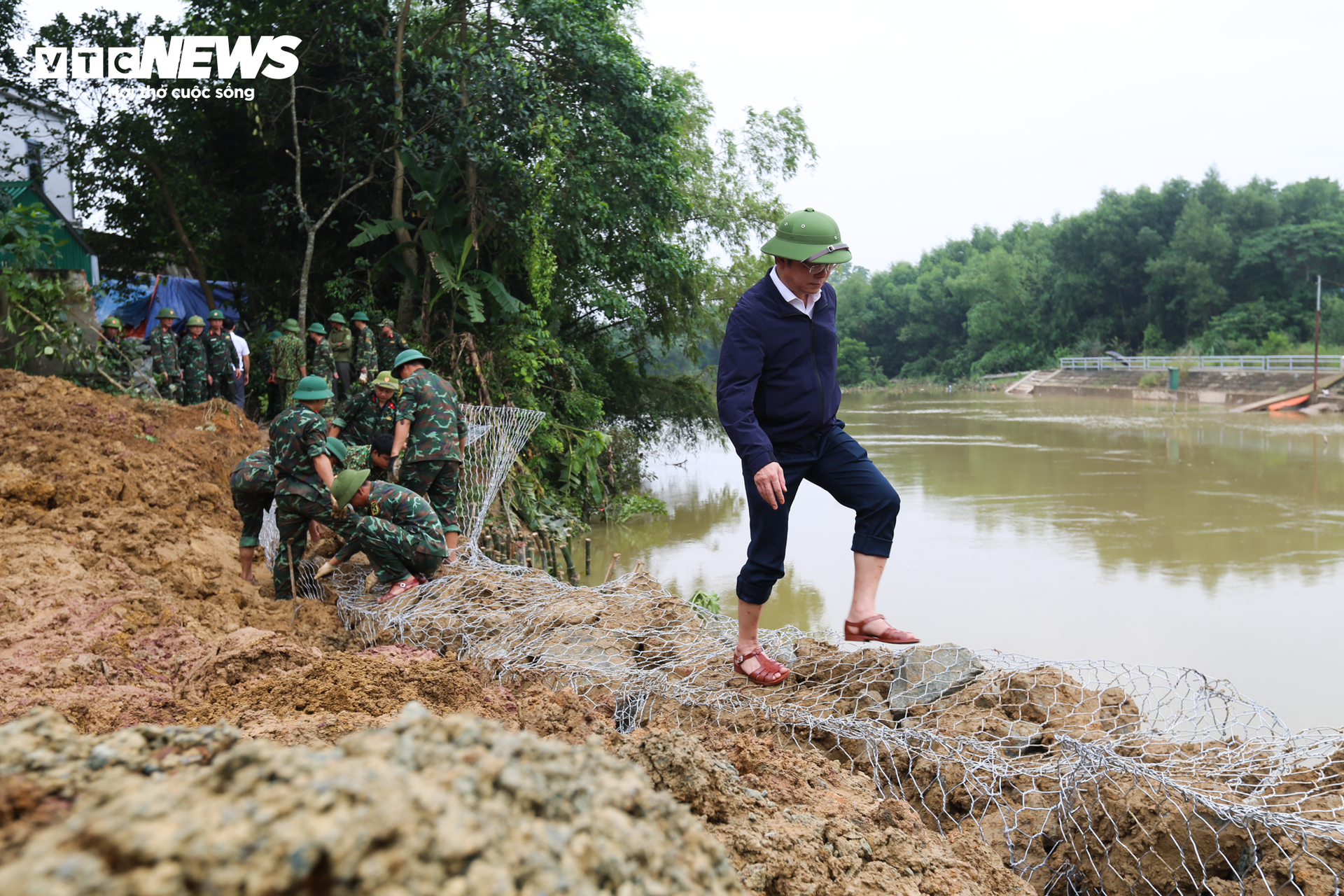 Dân mất ăn mất ngủ vì triều cường 'ngoạm' bờ sông, uy hiếp nhà cửa - 14