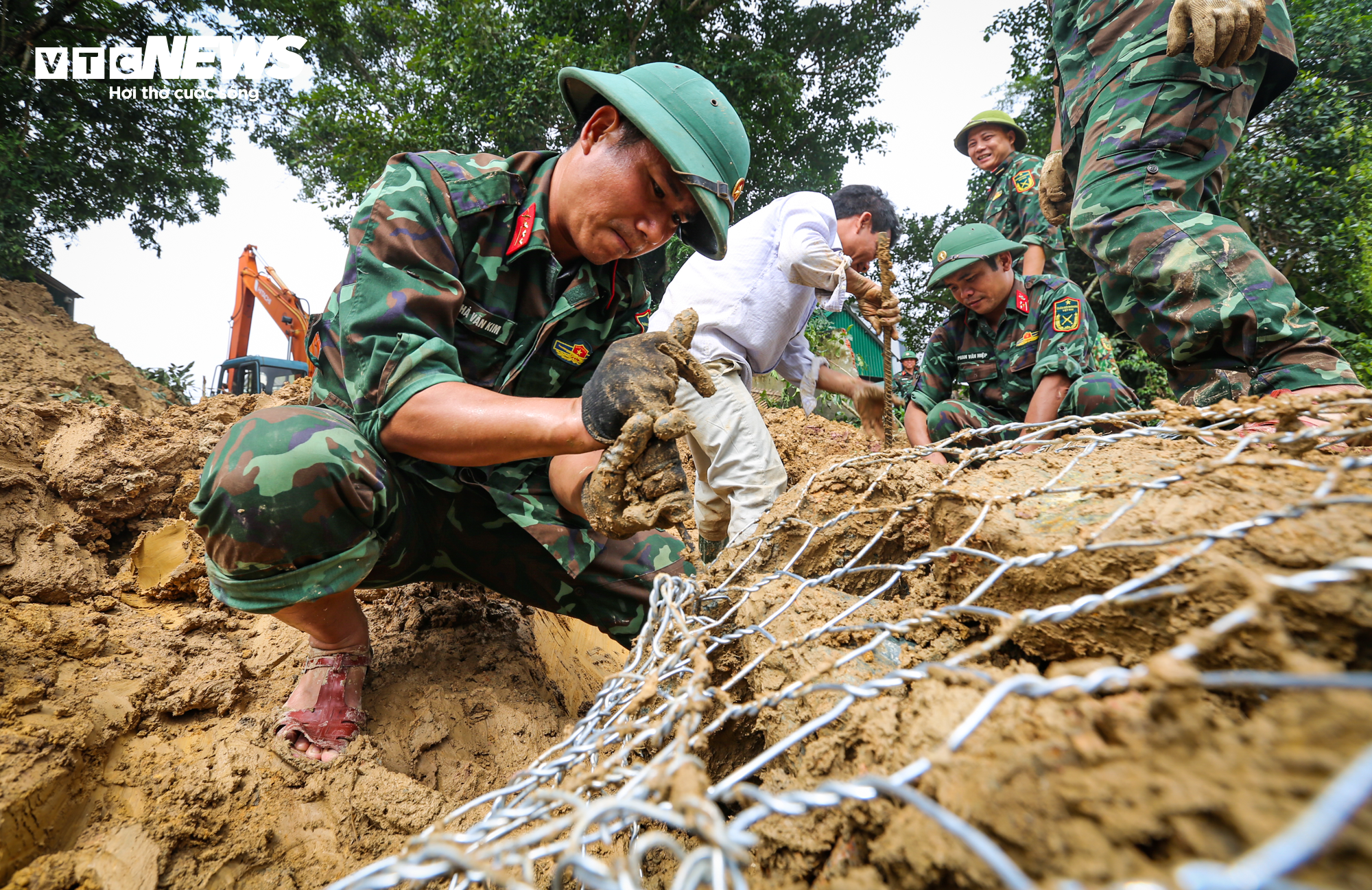 Dân mất ăn mất ngủ vì triều cường 'ngoạm' bờ sông, uy hiếp nhà cửa - 10