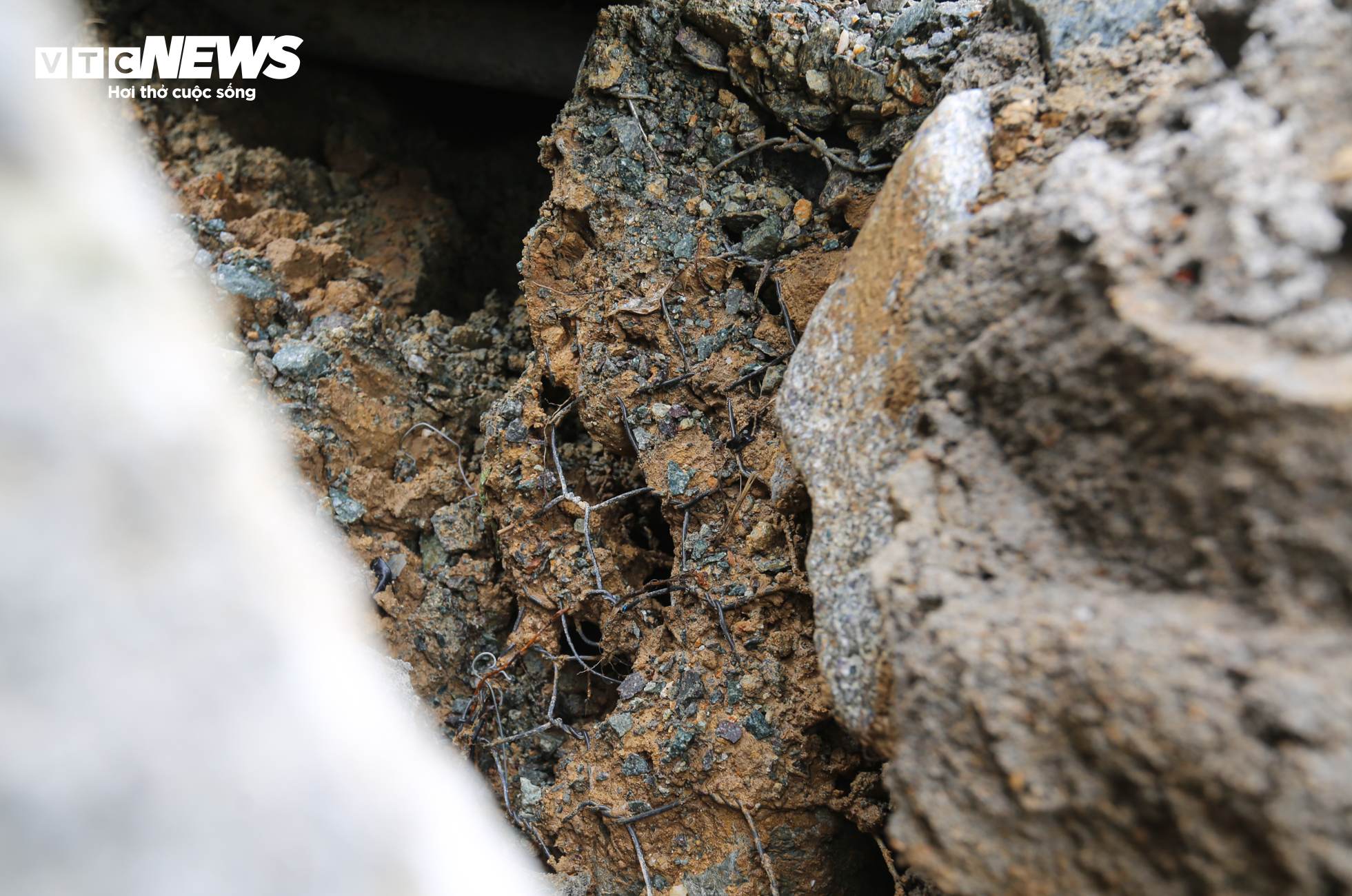 Dân mất ăn mất ngủ vì triều cường 'ngoạm' bờ sông, uy hiếp nhà cửa - 7