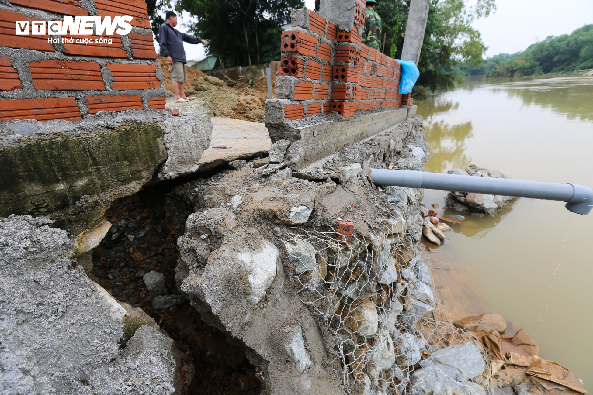 Dân mất ăn mất ngủ vì triều cường 'ngoạm' bờ sông, uy hiếp nhà cửa - 5