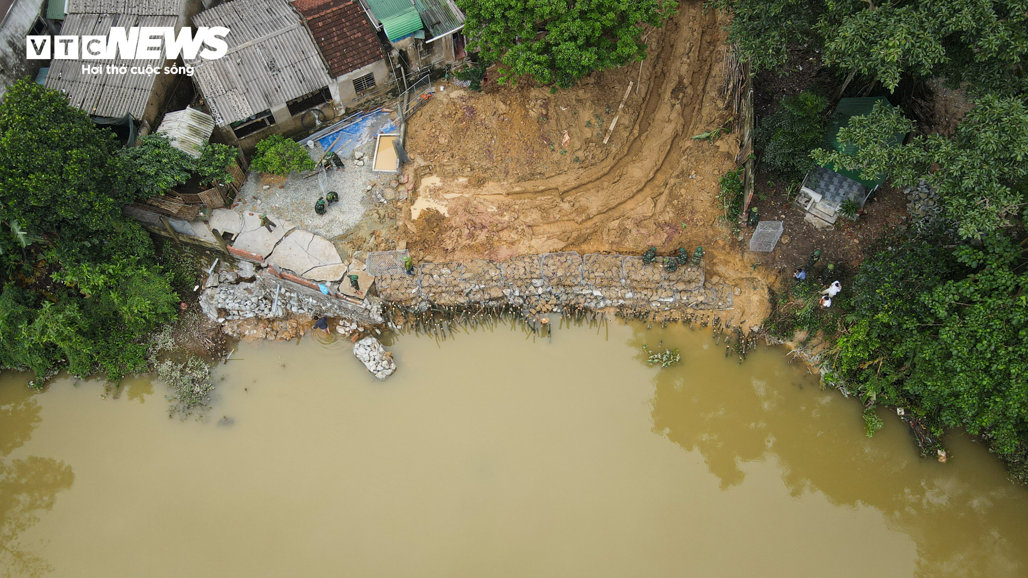 Dân mất ăn mất ngủ vì triều cường 'ngoạm' bờ sông, uy hiếp nhà cửa - 9