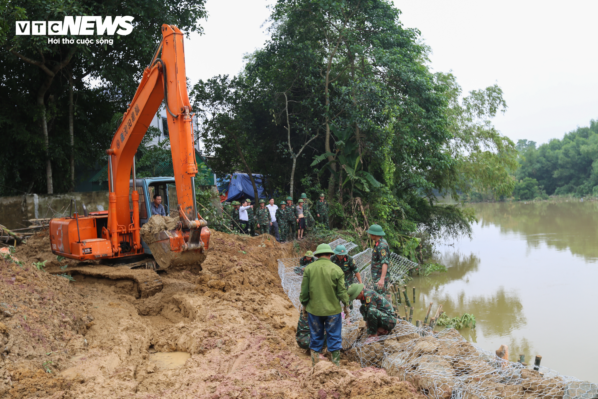Dân mất ăn mất ngủ vì triều cường 'ngoạm' bờ sông, uy hiếp nhà cửa - 2