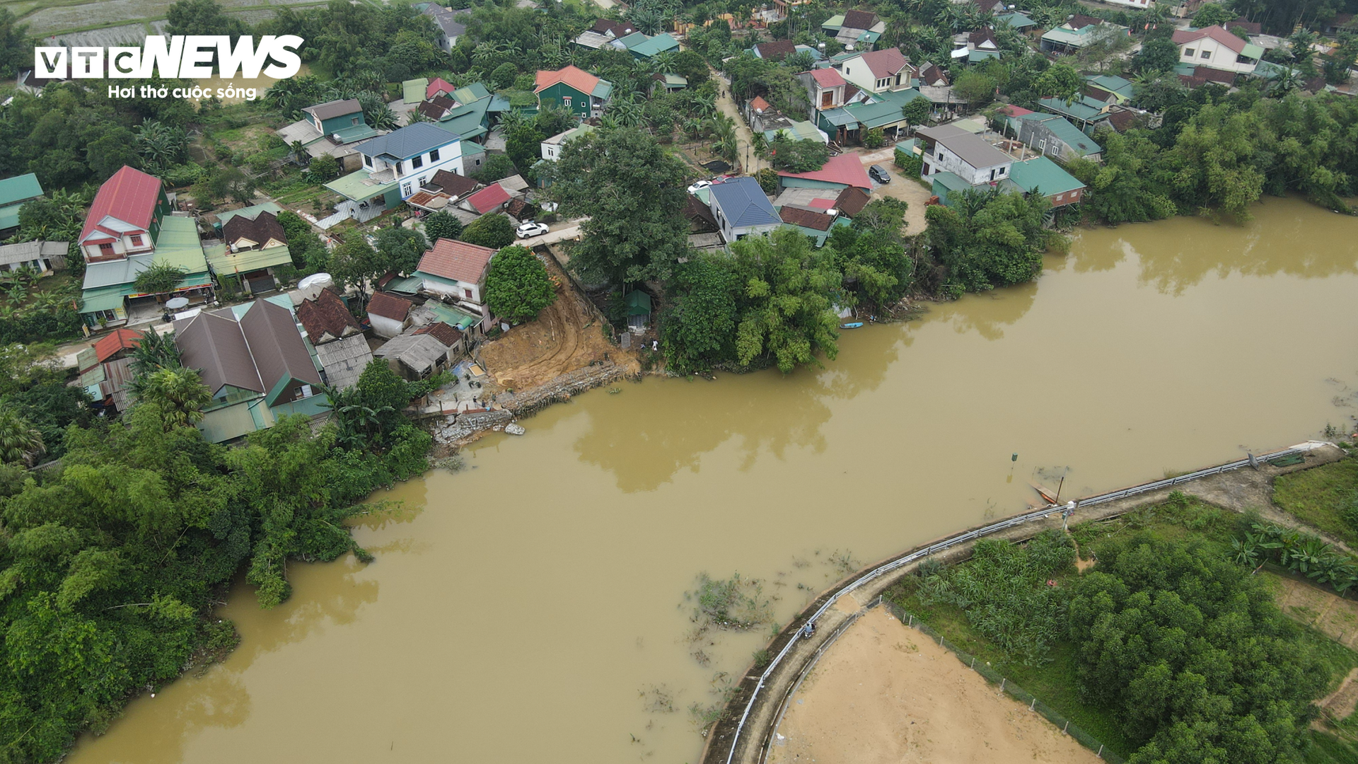 Dân mất ăn mất ngủ vì triều cường 'ngoạm' bờ sông, uy hiếp nhà cửa - 1