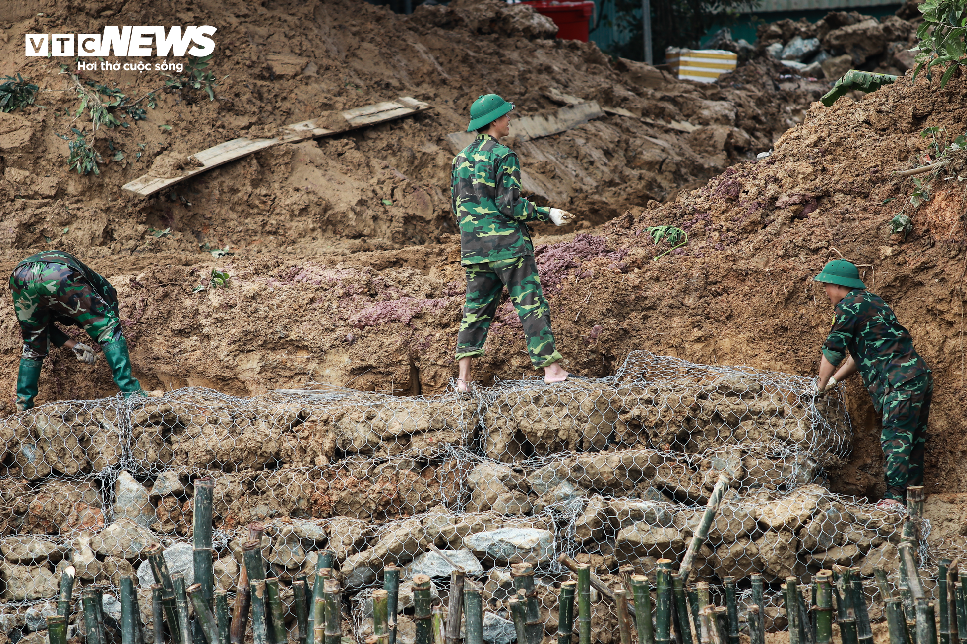 Dân mất ăn mất ngủ vì triều cường 'ngoạm' bờ sông, uy hiếp nhà cửa - 11