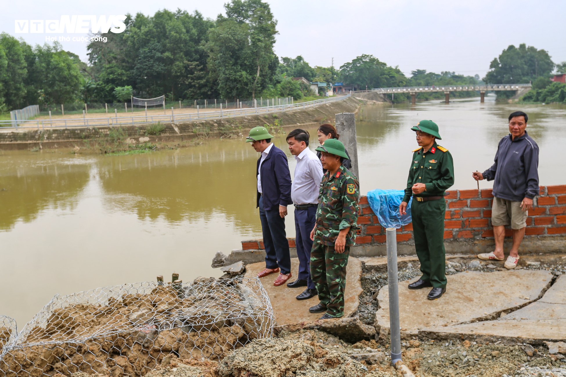 Dân mất ăn mất ngủ vì triều cường 'ngoạm' bờ sông, uy hiếp nhà cửa - 13