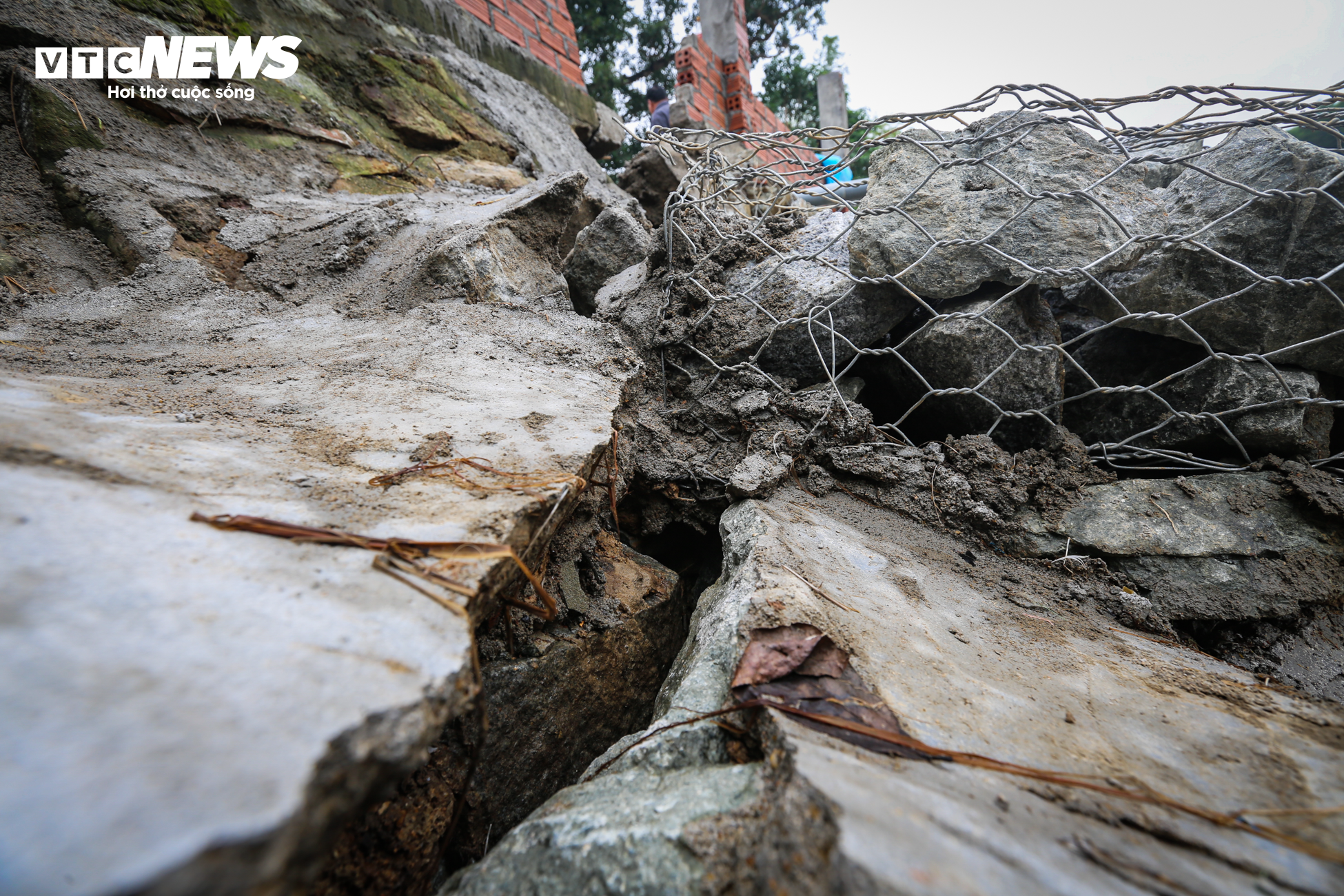 Dân mất ăn mất ngủ vì triều cường 'ngoạm' bờ sông, uy hiếp nhà cửa - 4