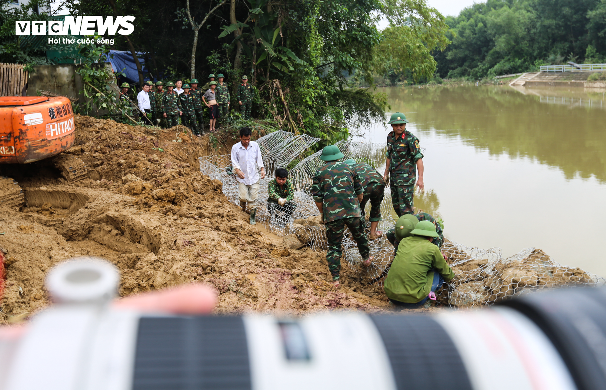 Dân mất ăn mất ngủ vì triều cường 'ngoạm' bờ sông, uy hiếp nhà cửa - 12