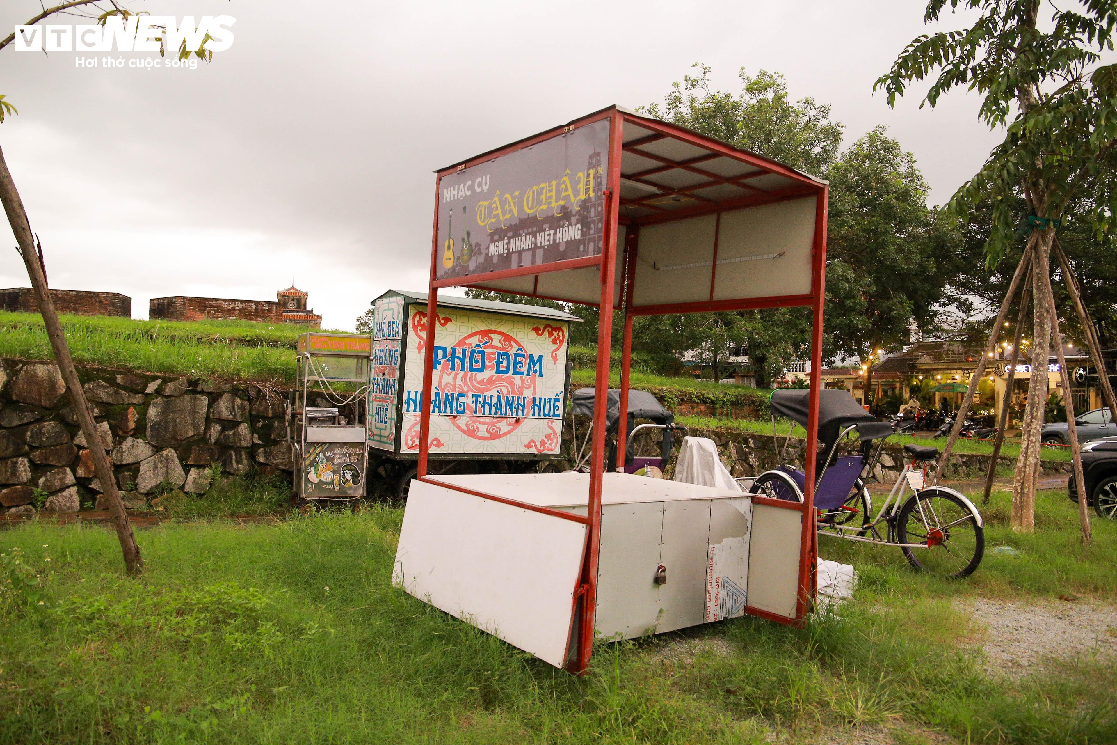 Những quầy bán hàng di động bỏ không nằm ngổn ngang trong Kinh thành Huế - 3