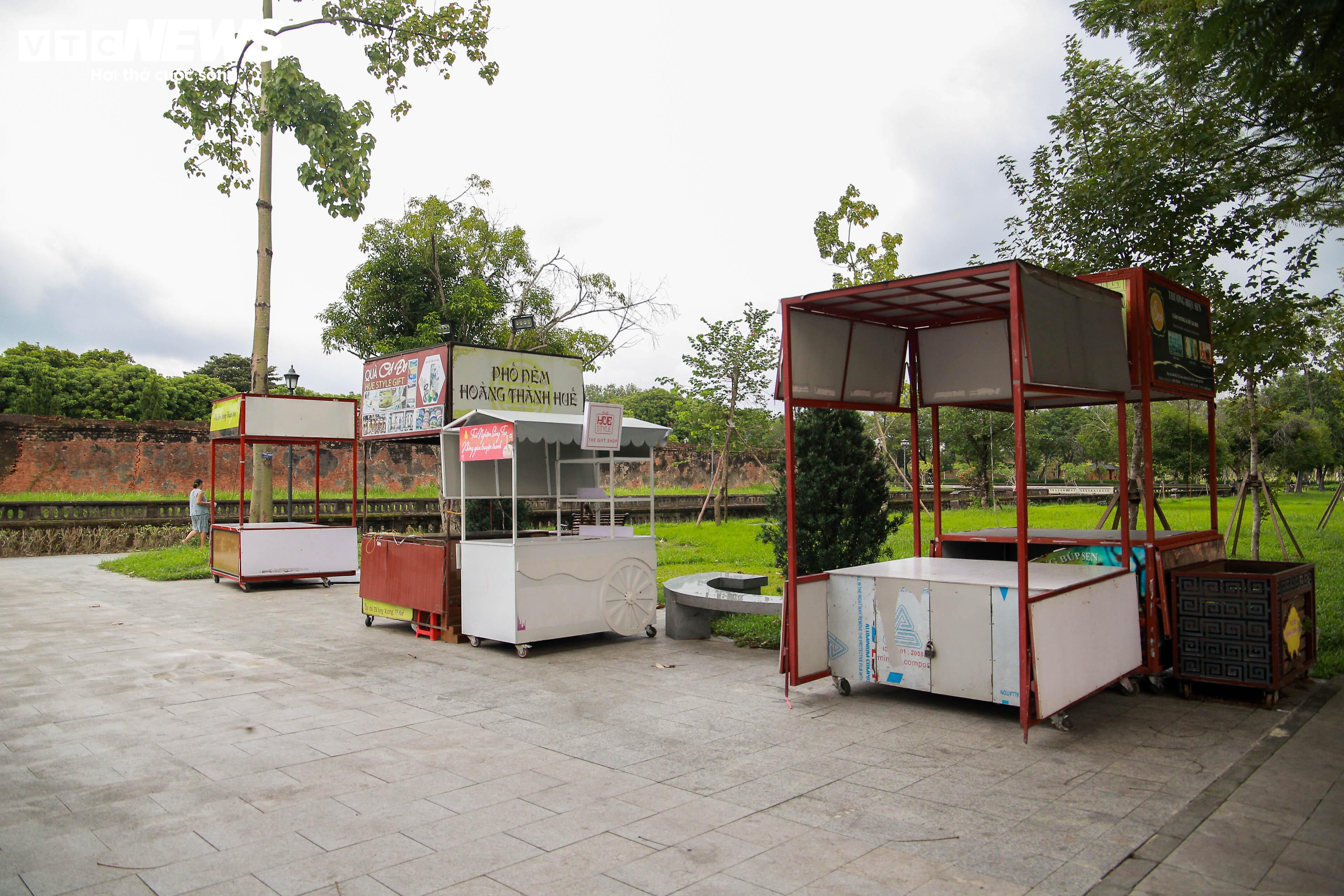 Những quầy bán hàng di động bỏ không nằm ngổn ngang trong Kinh thành Huế - 4