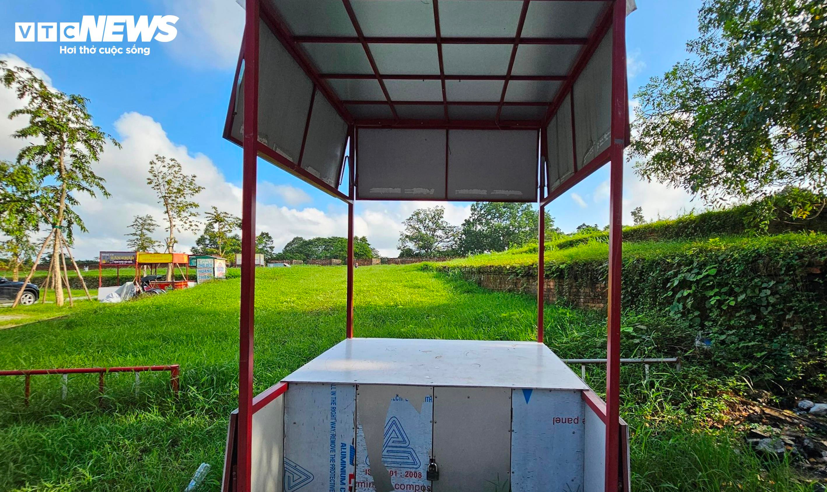 Những quầy bán hàng di động bỏ không nằm ngổn ngang trong Kinh thành Huế - 12