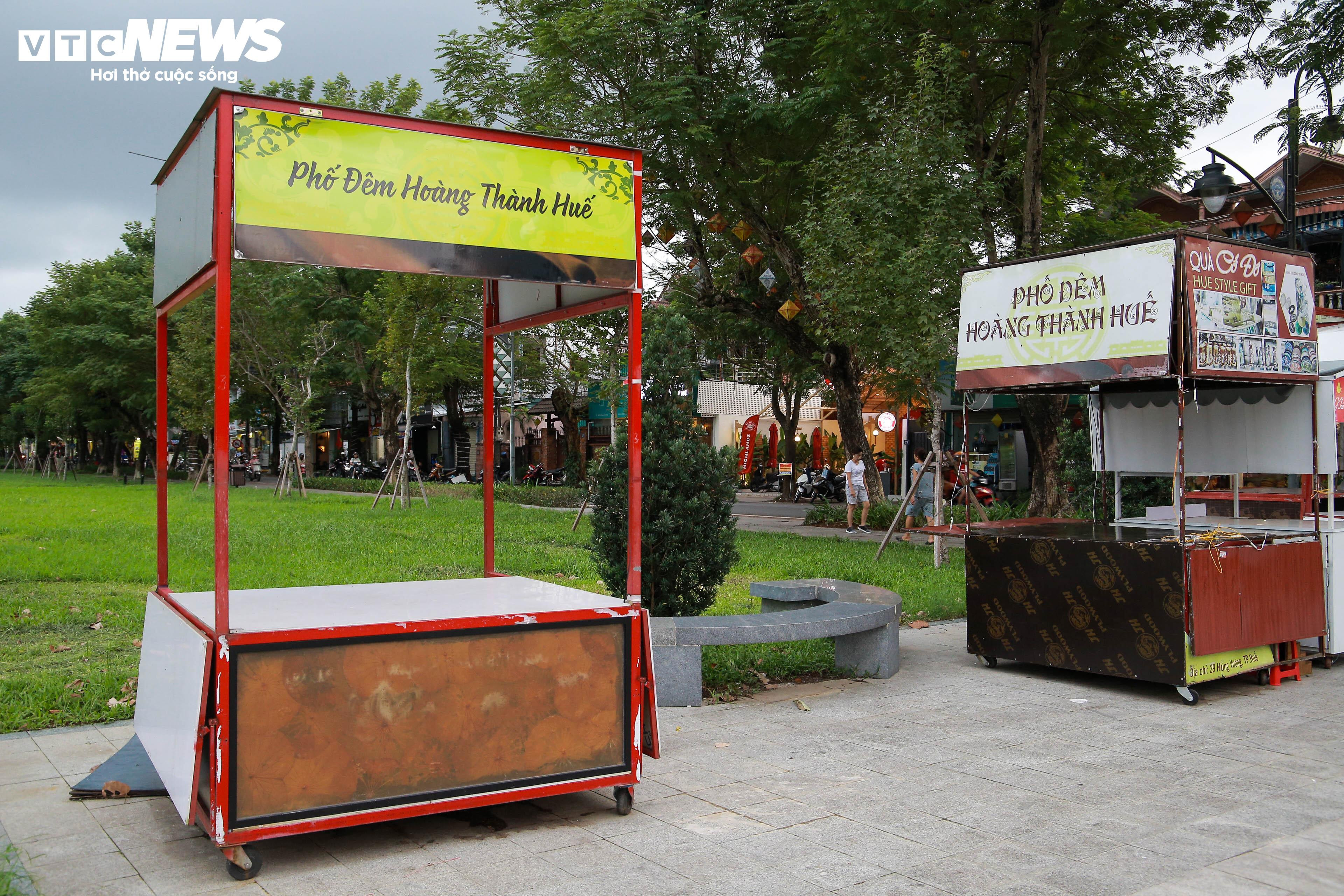 Những quầy bán hàng di động bỏ không nằm ngổn ngang trong Kinh thành Huế - 6