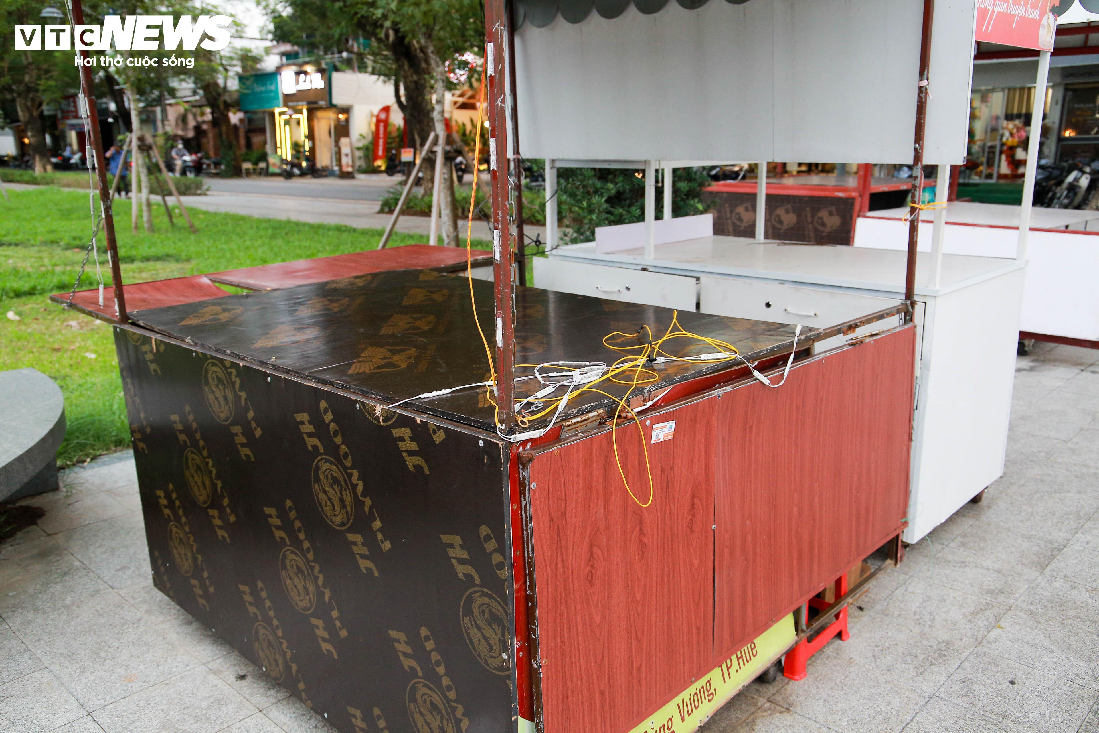 Những quầy bán hàng di động bỏ không nằm ngổn ngang trong Kinh thành Huế - 7