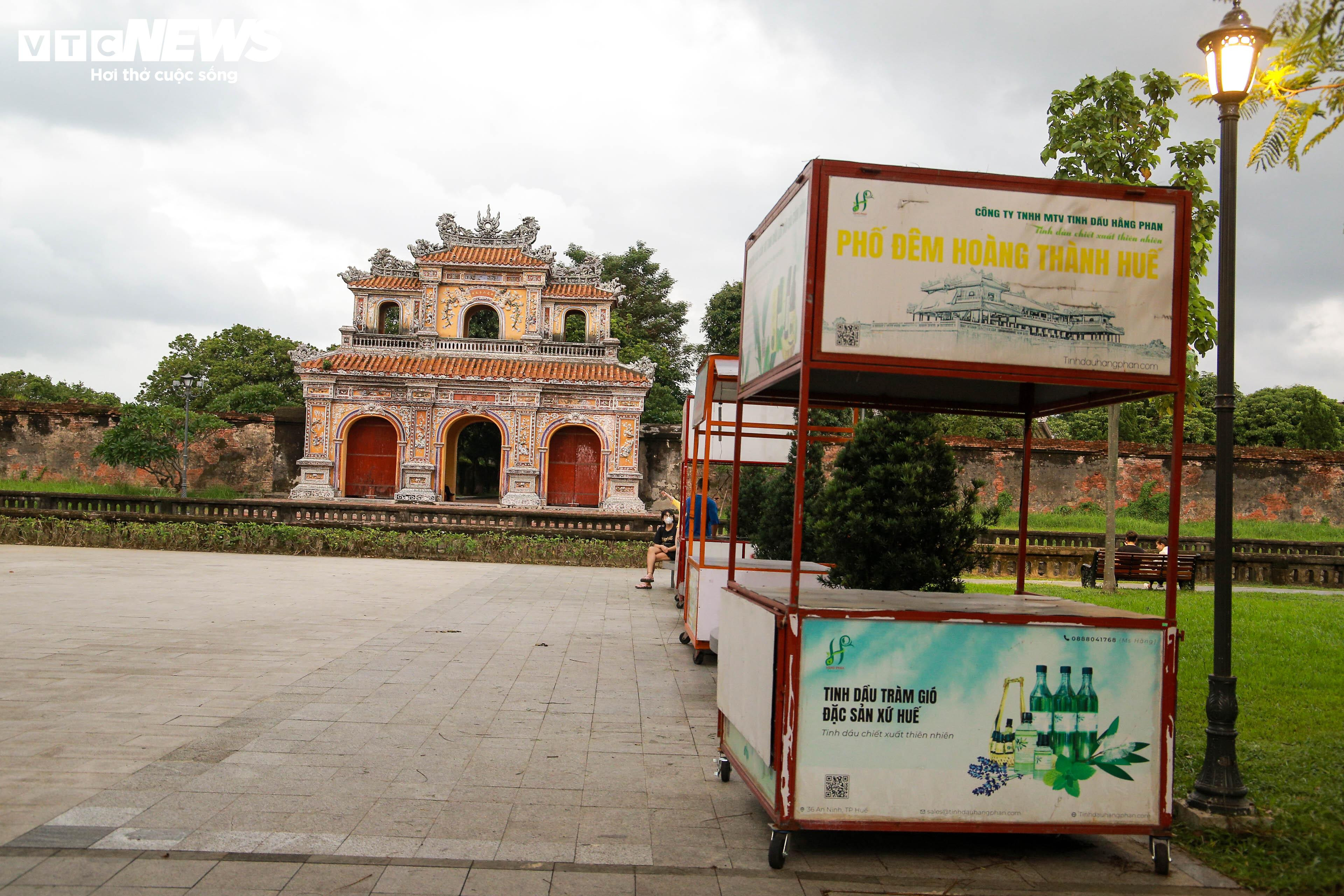 Những quầy bán hàng di động bỏ không nằm ngổn ngang trong Kinh thành Huế - 5