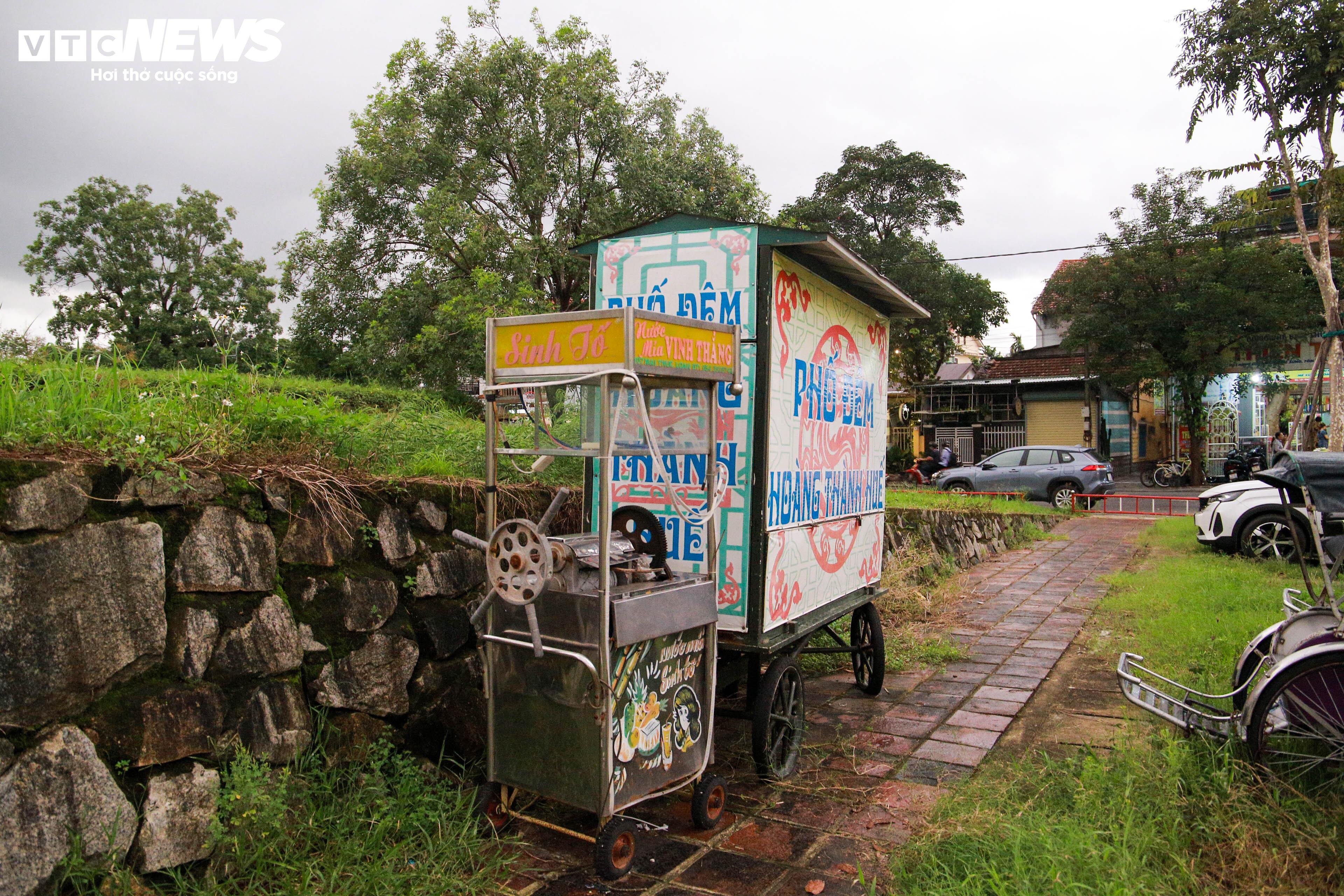 Những quầy bán hàng di động bỏ không nằm ngổn ngang trong Kinh thành Huế - 9