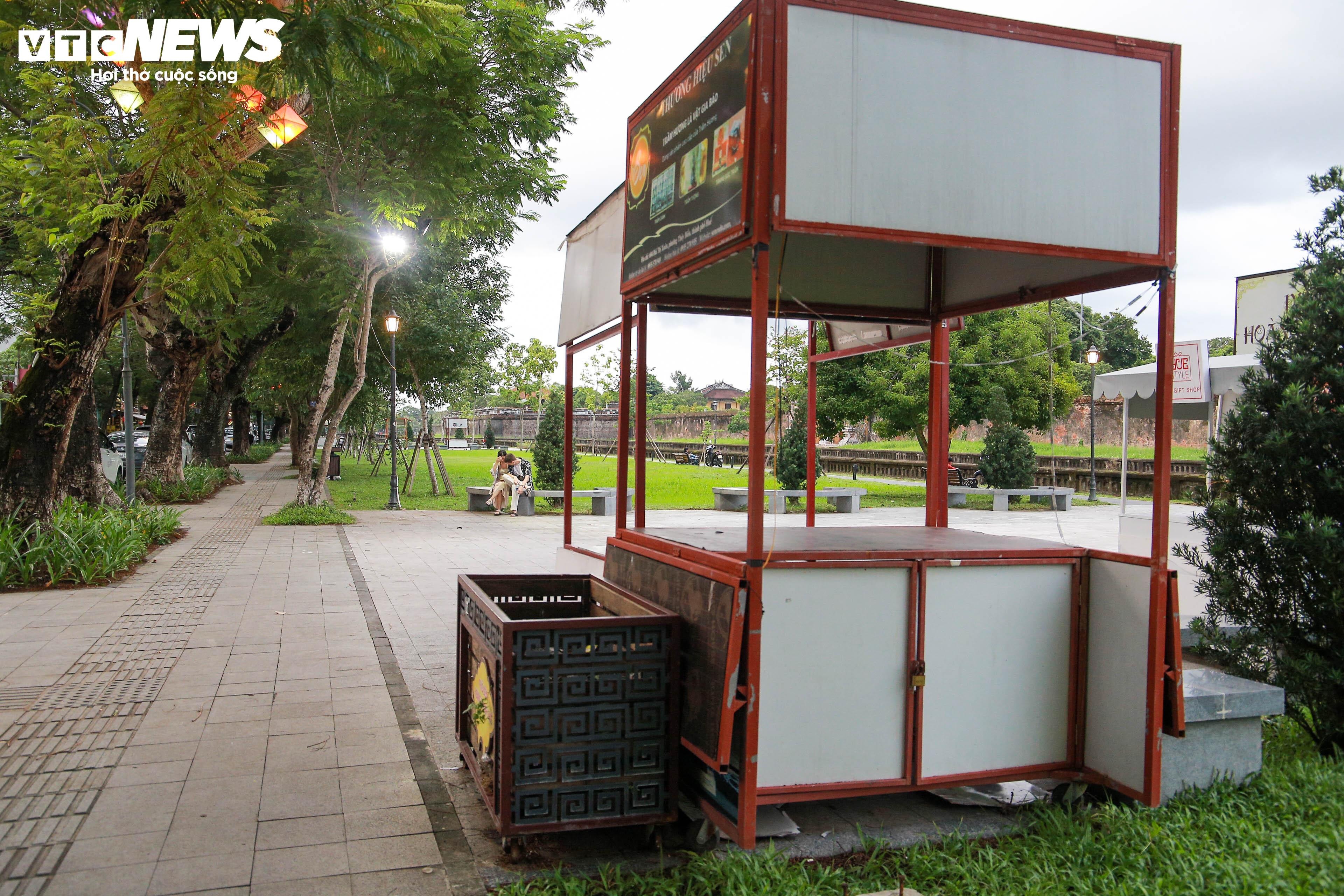 Những quầy bán hàng di động bỏ không nằm ngổn ngang trong Kinh thành Huế - 10