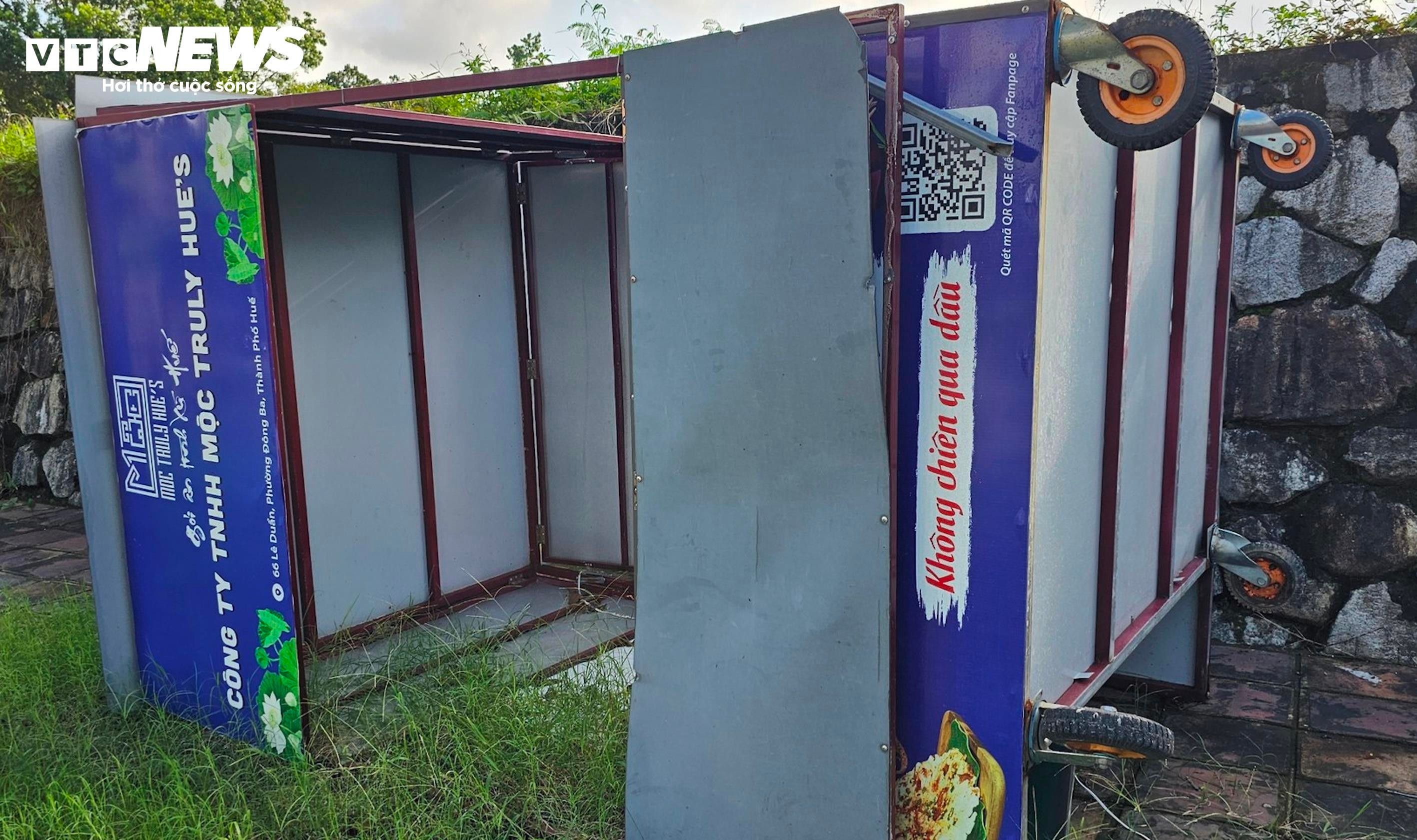 Những quầy bán hàng di động bỏ không nằm ngổn ngang trong Kinh thành Huế - 11