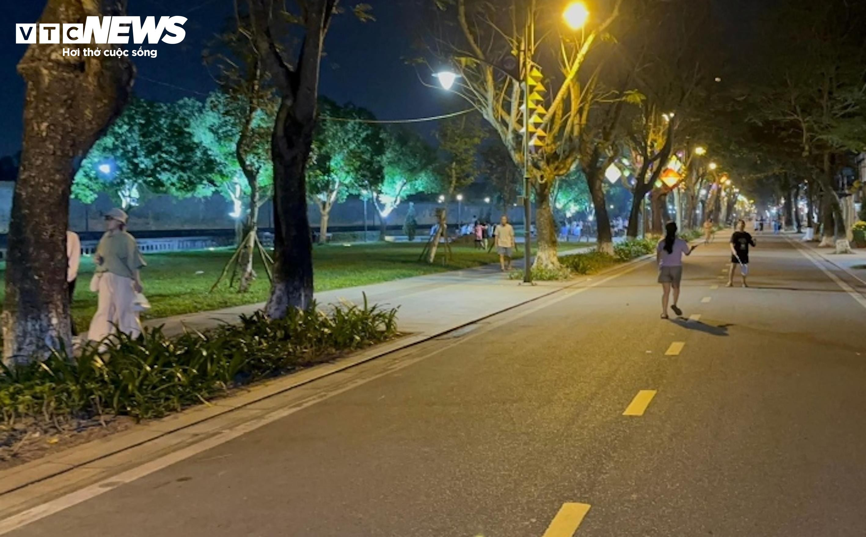 Những quầy bán hàng di động bỏ không nằm ngổn ngang trong Kinh thành Huế - 2