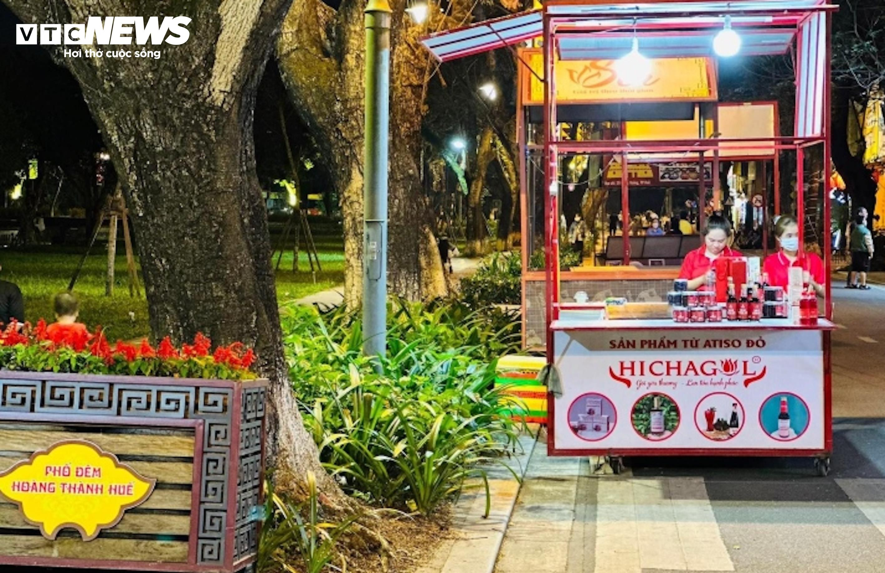 Những quầy bán hàng di động bỏ không nằm ngổn ngang trong Kinh thành Huế - 1