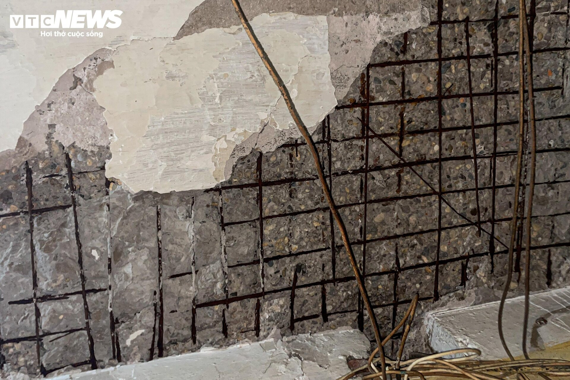 Bên trong khu tập thể cũ nát ở Hà Nội, cứ mưa là dột, nước dềnh ngập nhà - 3