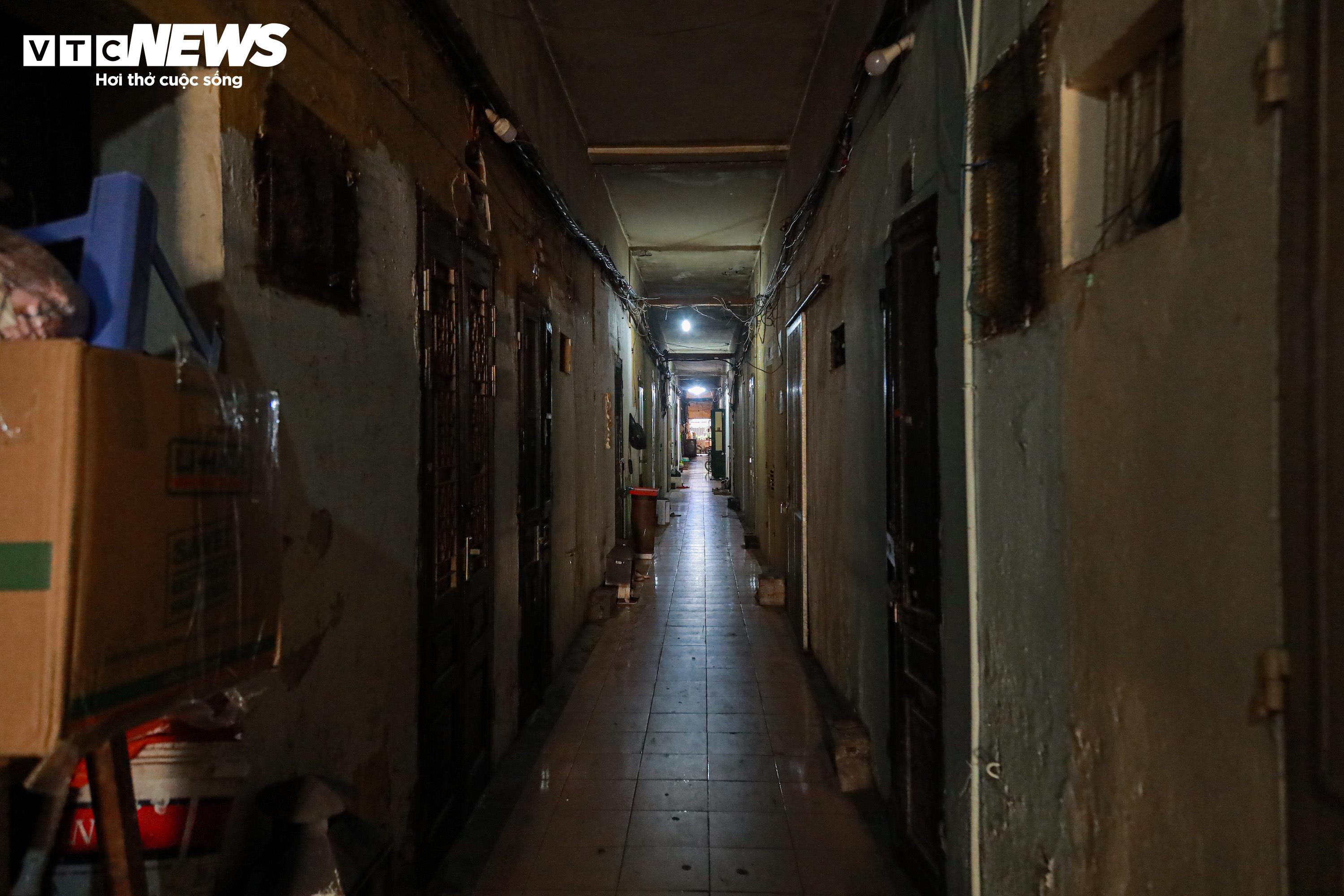 Bên trong khu tập thể cũ nát ở Hà Nội, cứ mưa là dột, nước dềnh ngập nhà - 2