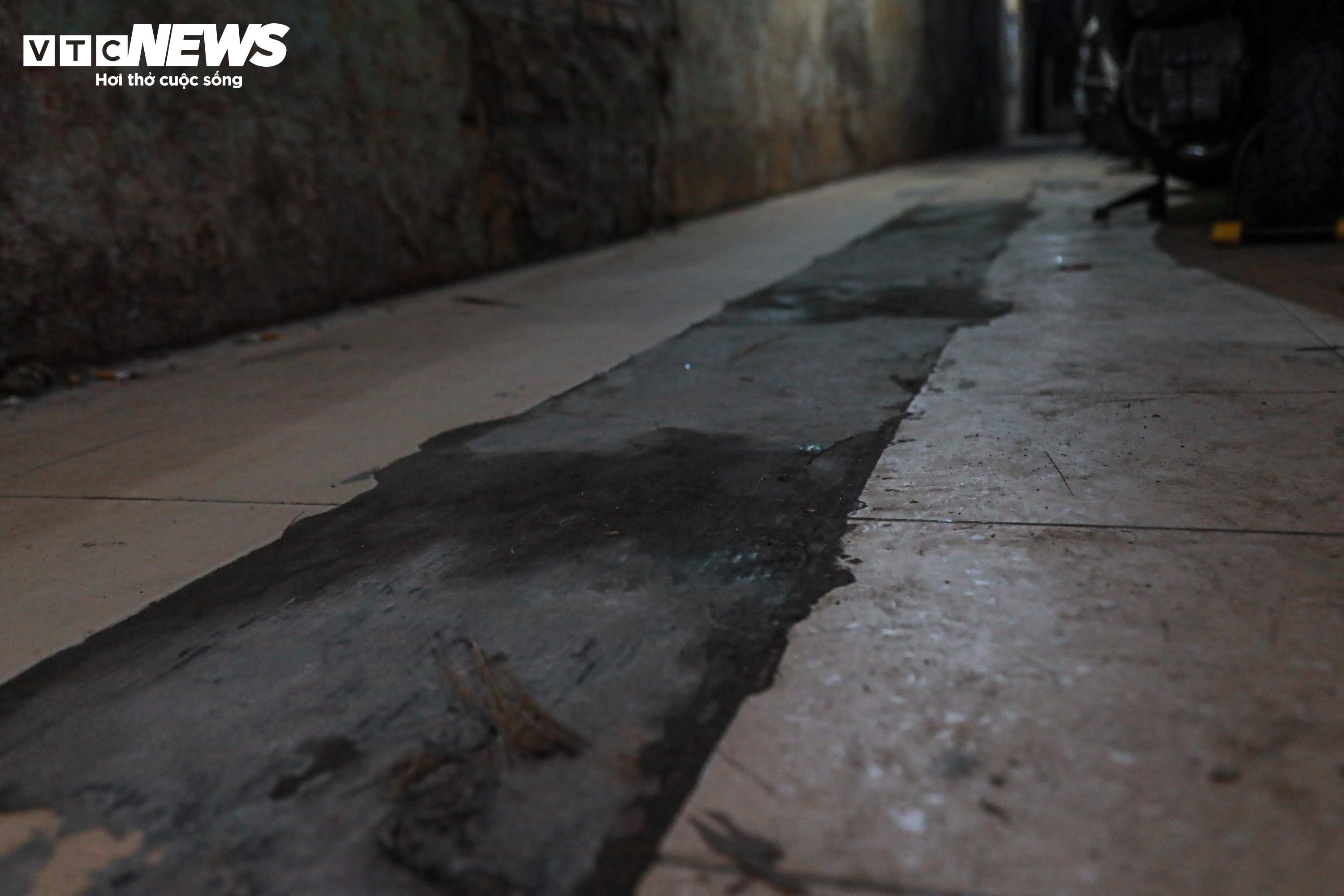 Bên trong khu tập thể cũ nát ở Hà Nội, cứ mưa là dột, nước dềnh ngập nhà - 8