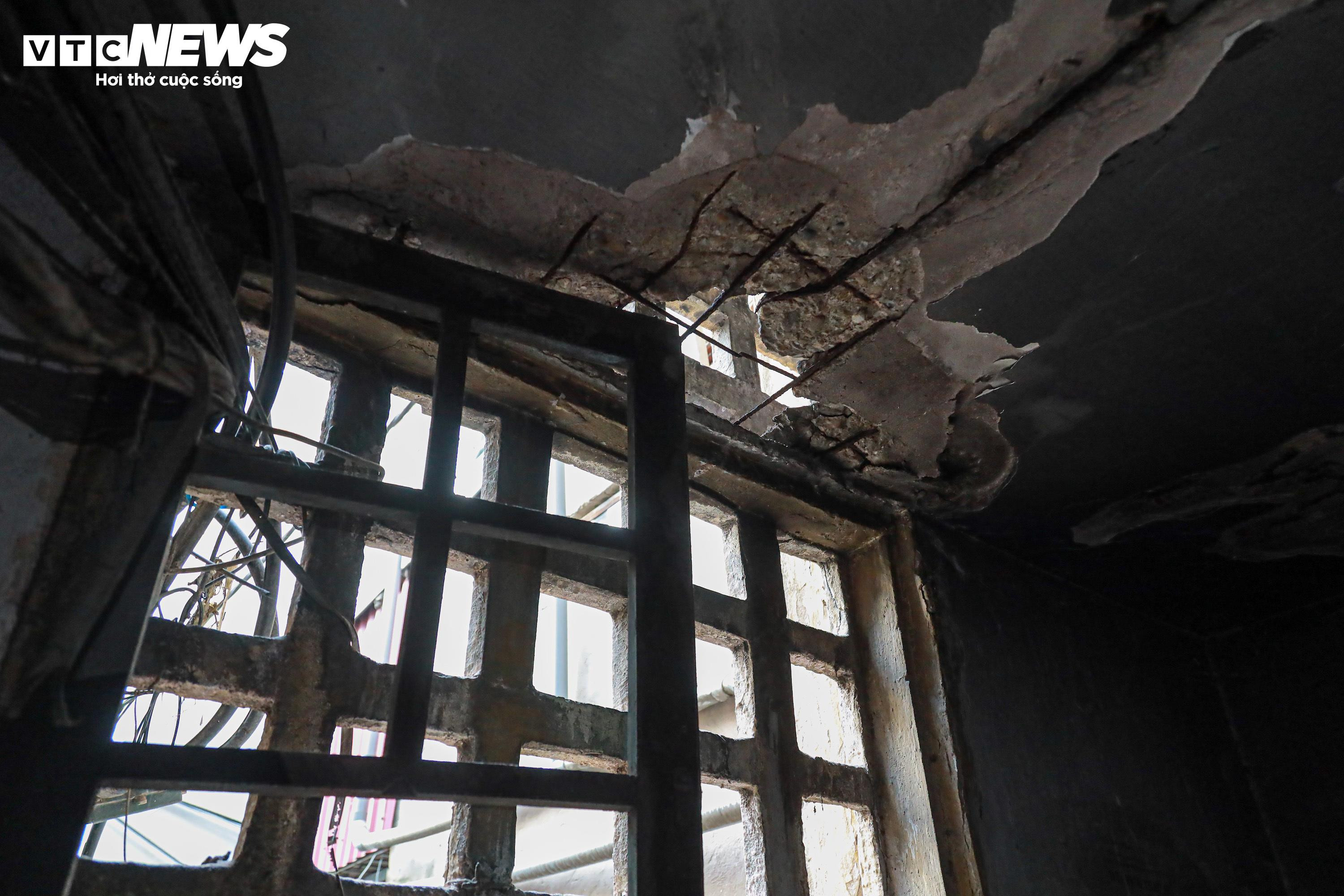 Bên trong khu tập thể cũ nát ở Hà Nội, cứ mưa là dột, nước dềnh ngập nhà - 6