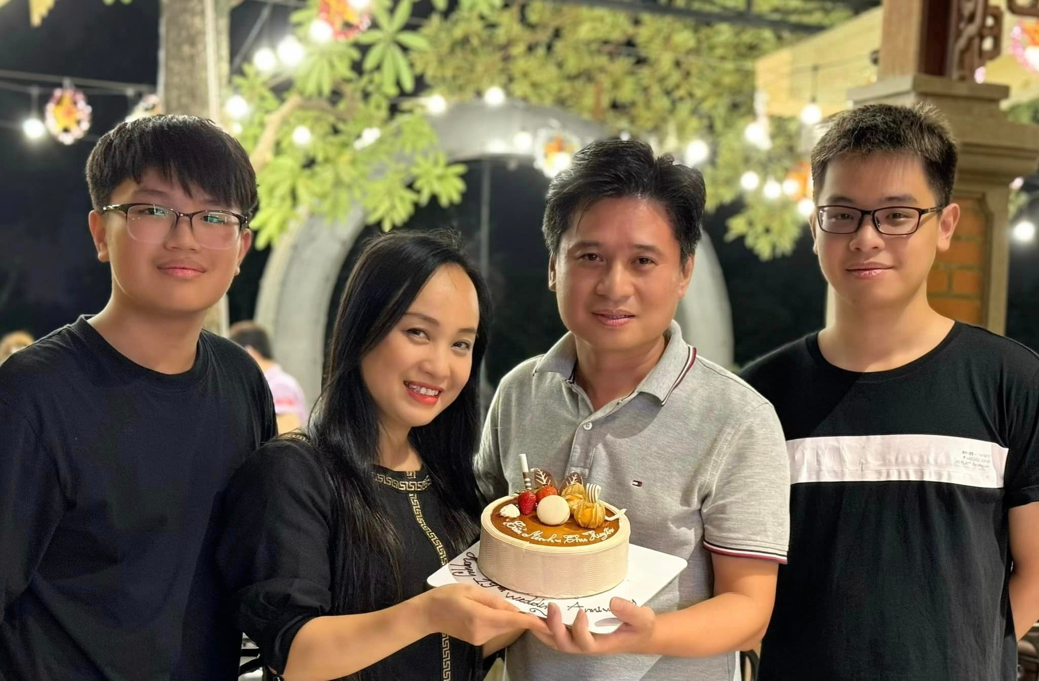 Sao Việt 3/11: Hồng Nhung nóng bỏng thời trẻ, Mạnh Trường kỷ niệm 15 năm cưới - 8