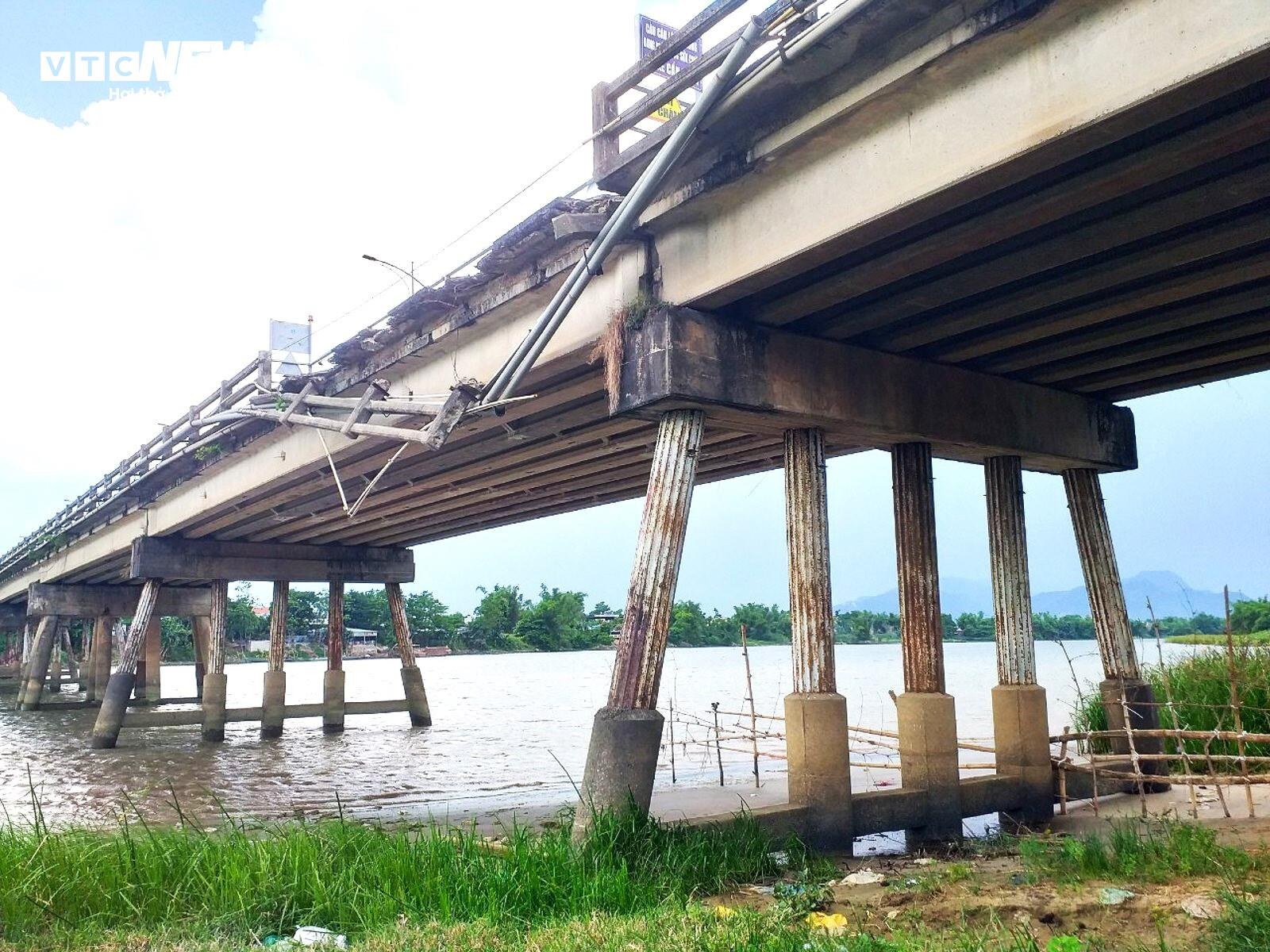 Cận cảnh cầu Câu Lâu ở Quảng Nam hư hỏng, ô tô vẫn bất chấp qua lại - 1
