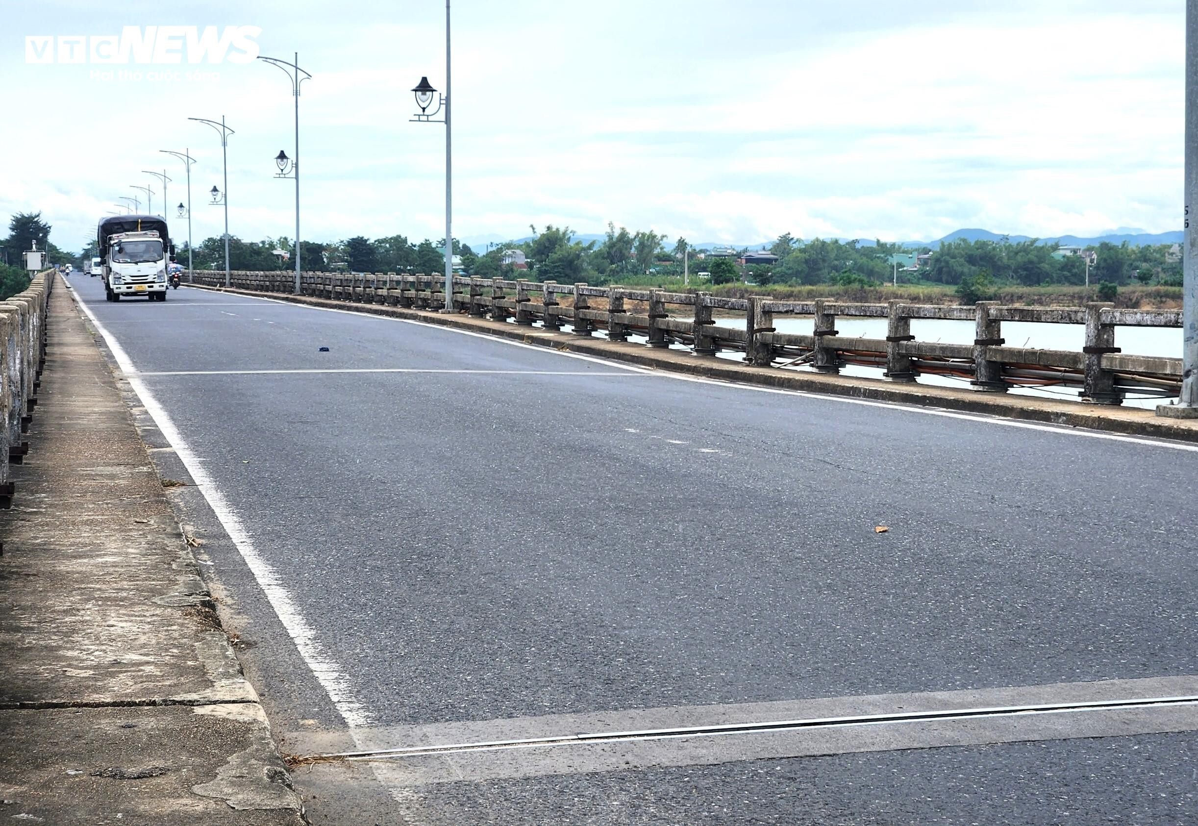 Cận cảnh cầu Câu Lâu ở Quảng Nam hư hỏng, ô tô vẫn bất chấp qua lại - 7