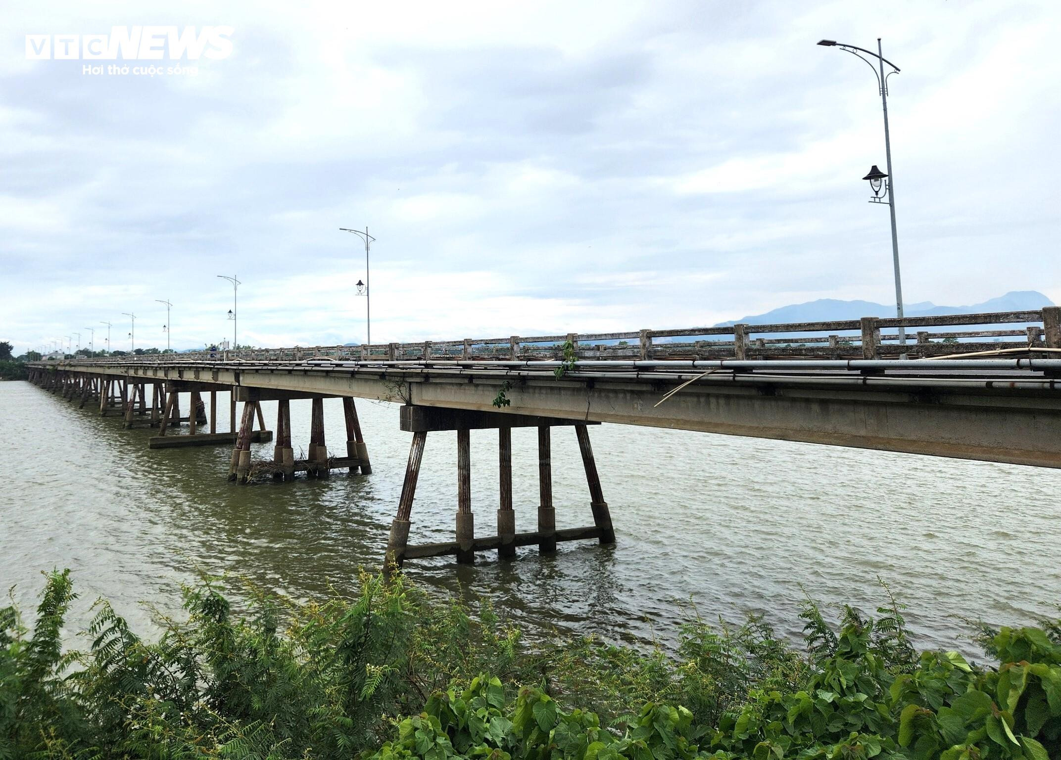 Cận cảnh cầu Câu Lâu ở Quảng Nam hư hỏng, ô tô vẫn bất chấp qua lại - 4