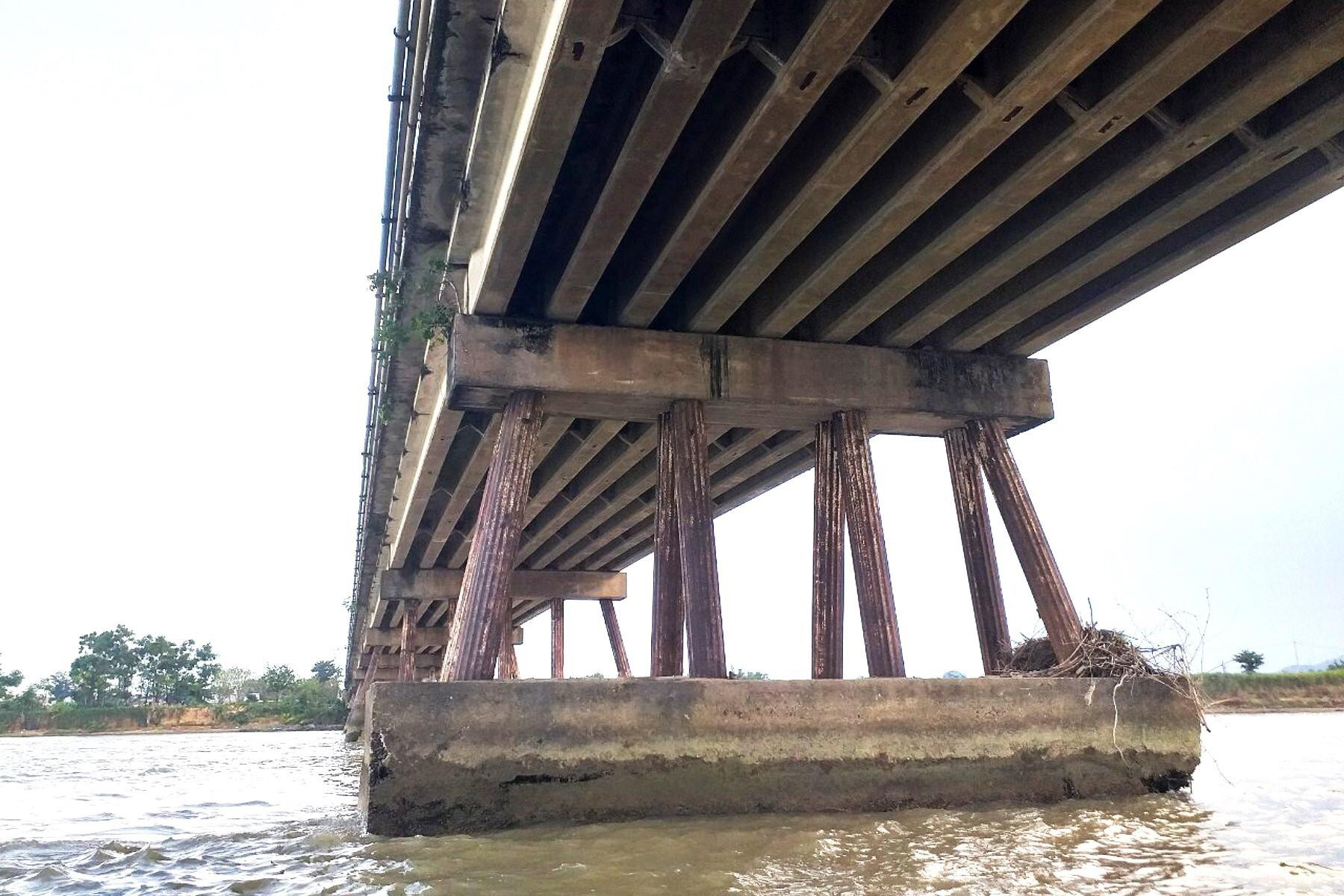 Cận cảnh cầu Câu Lâu ở Quảng Nam hư hỏng, ô tô vẫn bất chấp qua lại - 5