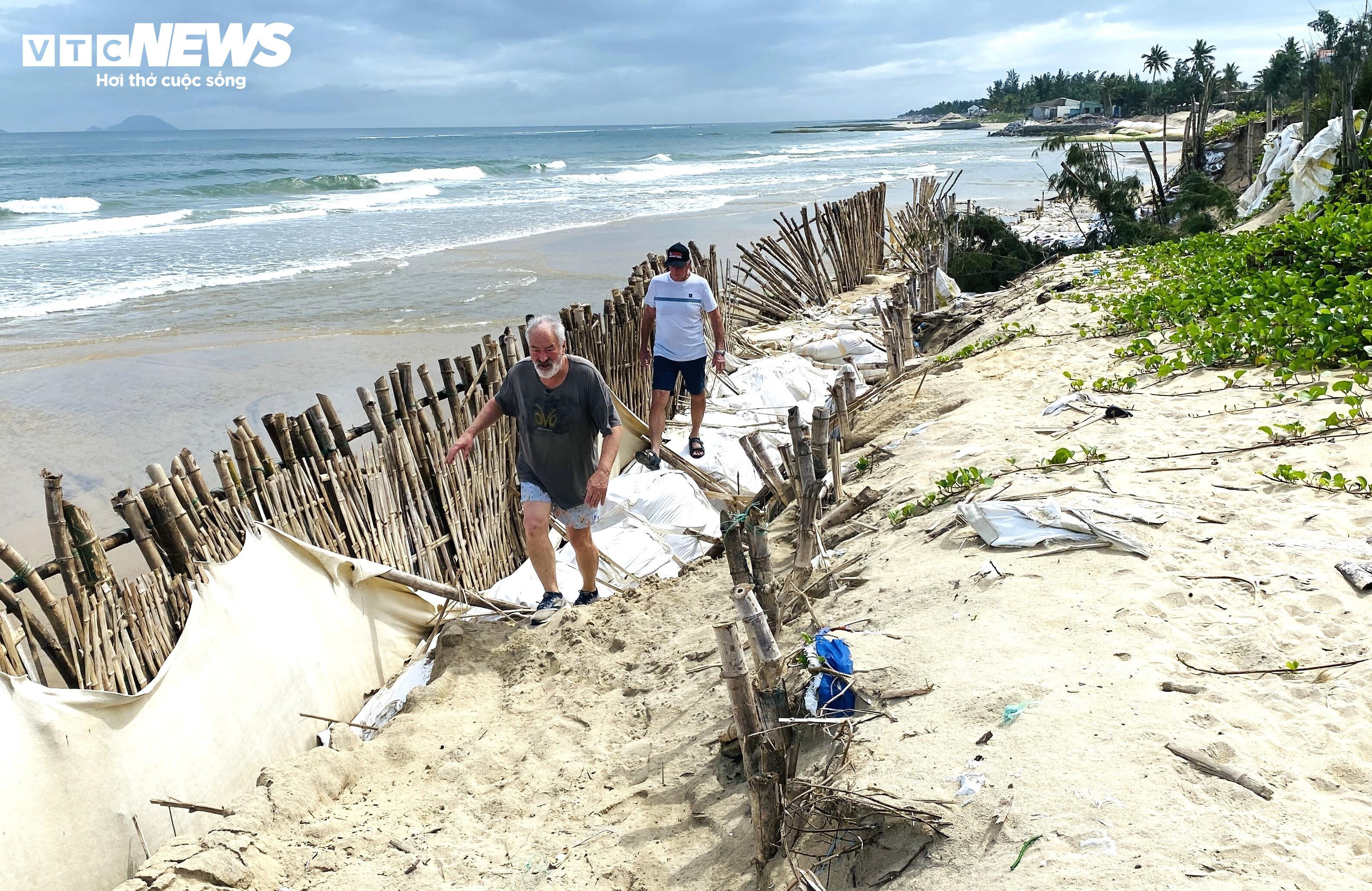  Sạt lở, rác thải tàn phá bãi biển đẹp nhất châu Á - 7