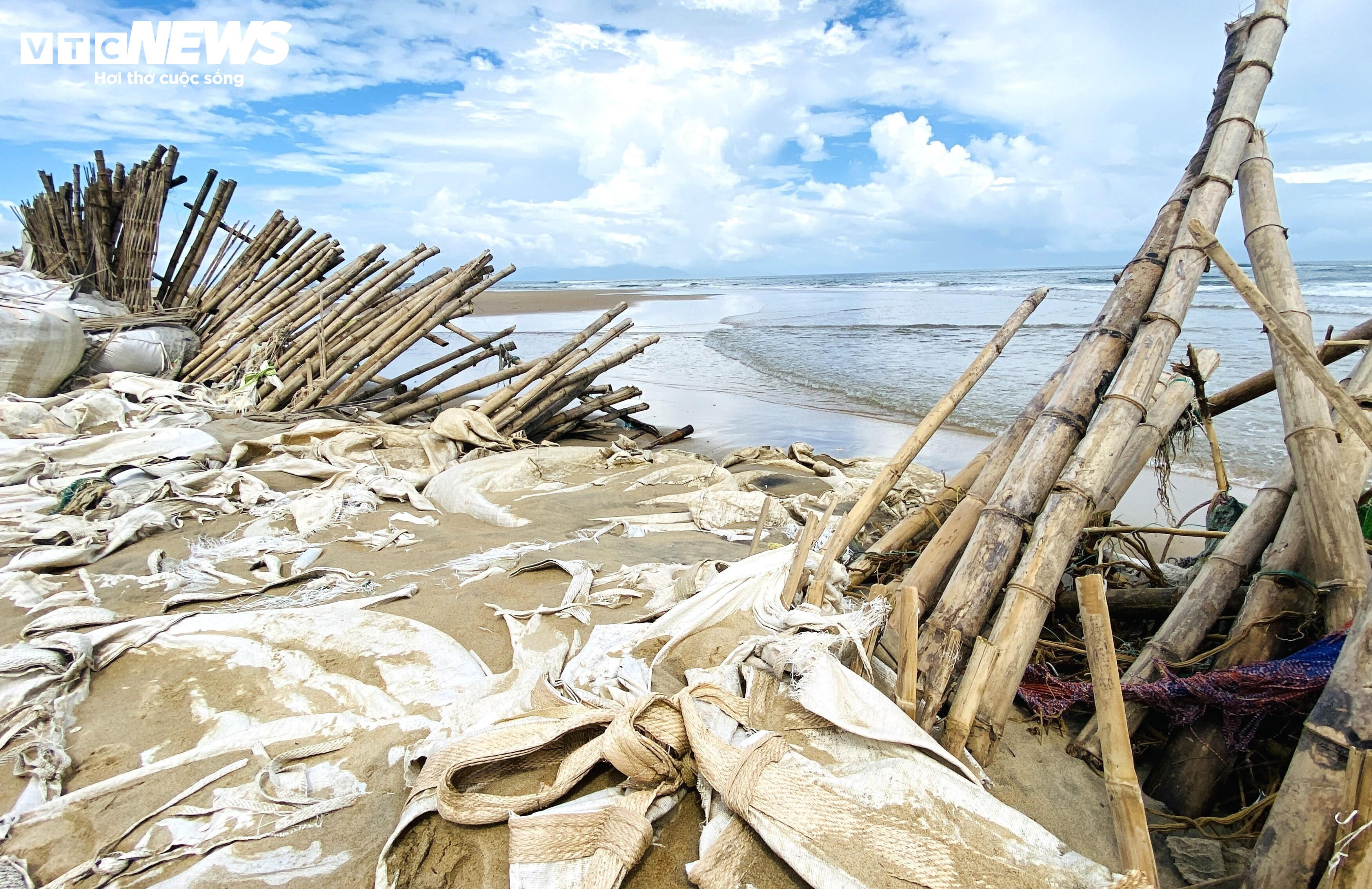  Sạt lở, rác thải tàn phá bãi biển đẹp nhất châu Á - 3