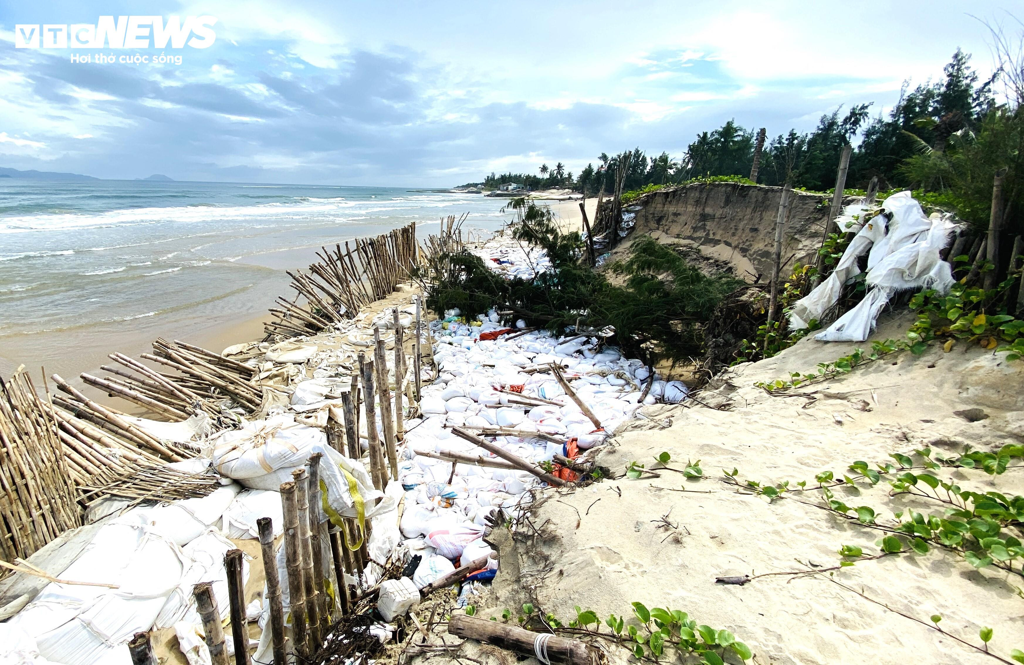  Sạt lở, rác thải tàn phá bãi biển đẹp nhất châu Á - 2