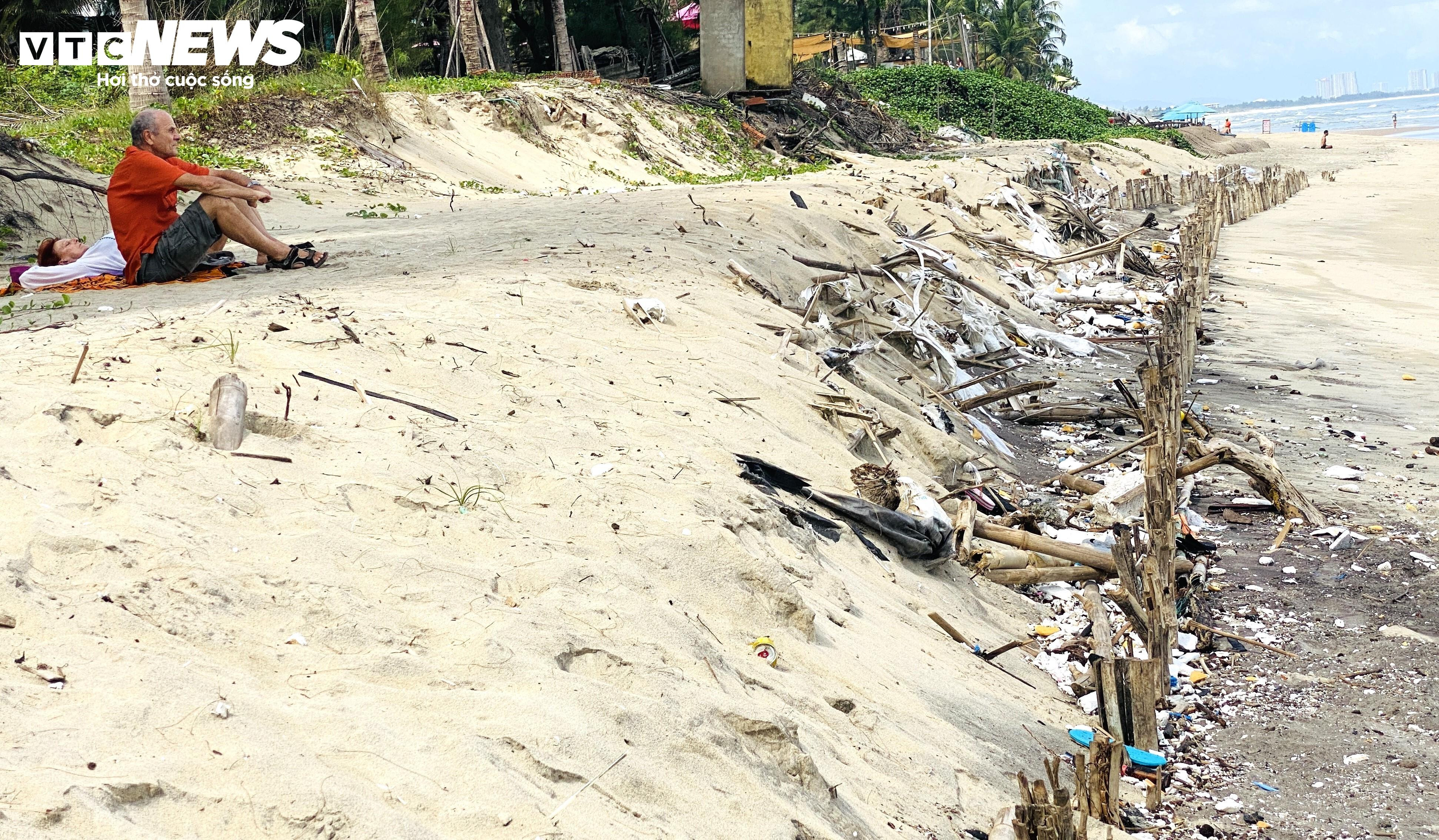 Sạt lở, rác thải tàn phá bãi biển đẹp nhất châu Á - 11