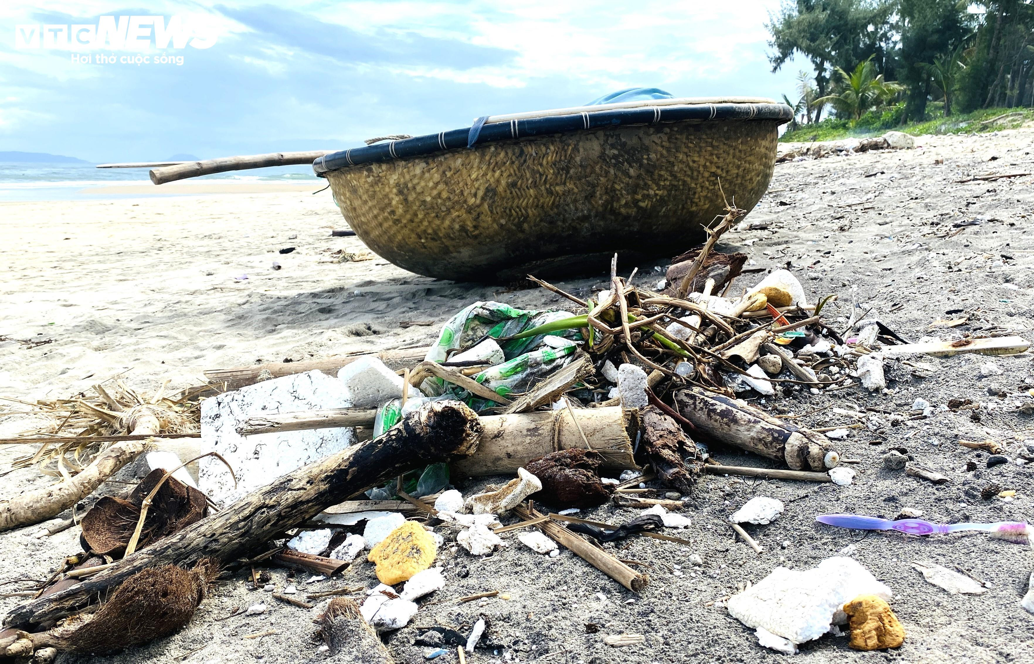  Sạt lở, rác thải tàn phá bãi biển đẹp nhất châu Á - 9