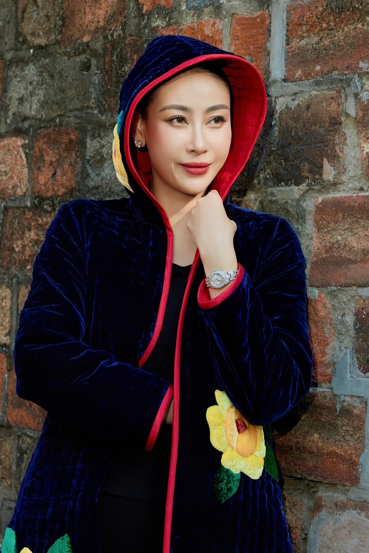 Hoa hậu Hà Kiều Anh sang trọng, quyến rũ với áo chần bông - 1