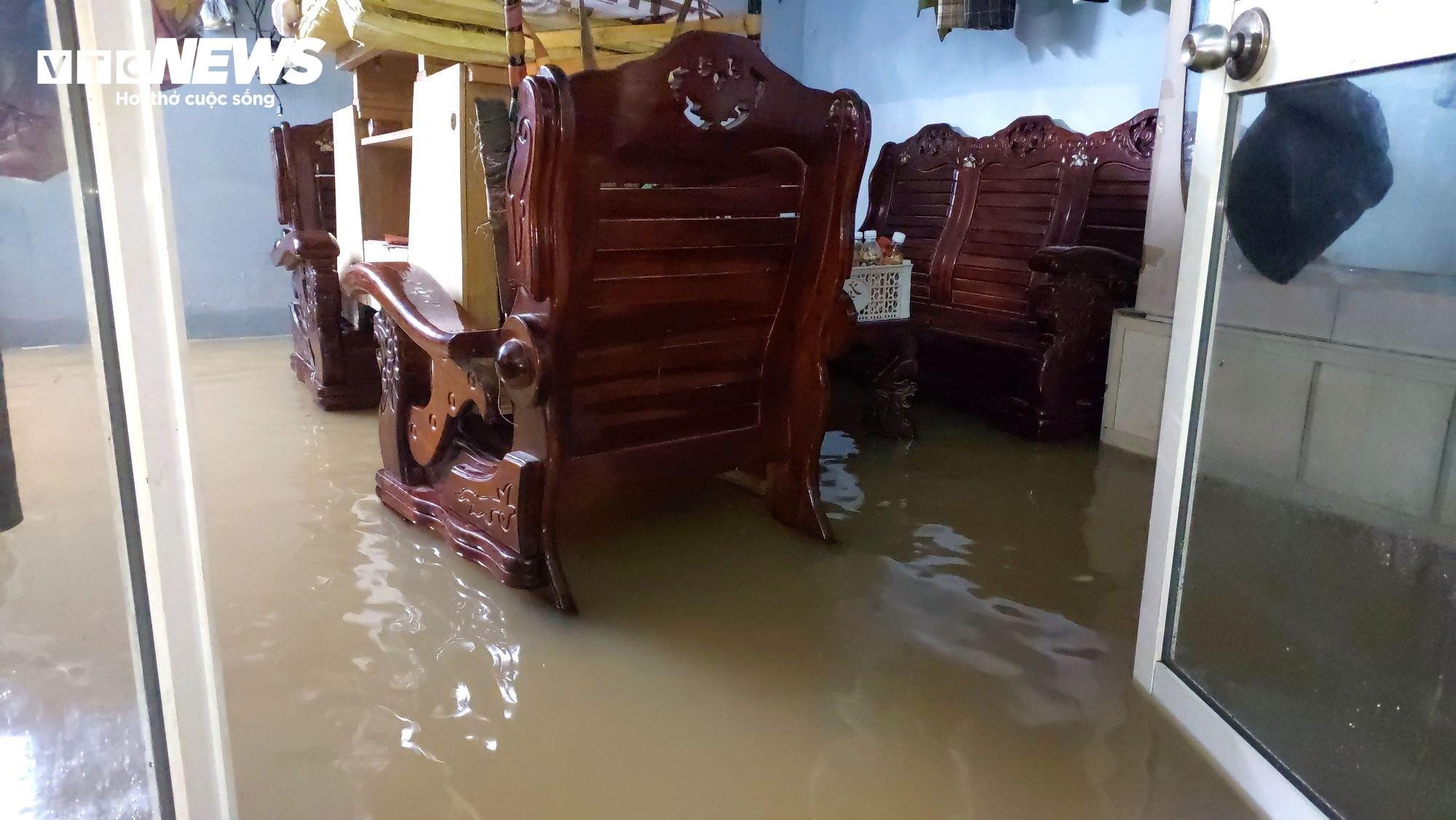 Nửa đêm nước lớn, dân 'rốn lũ' Đà Nẵng bơ phờ dọn đồ chạy lụt - 5
