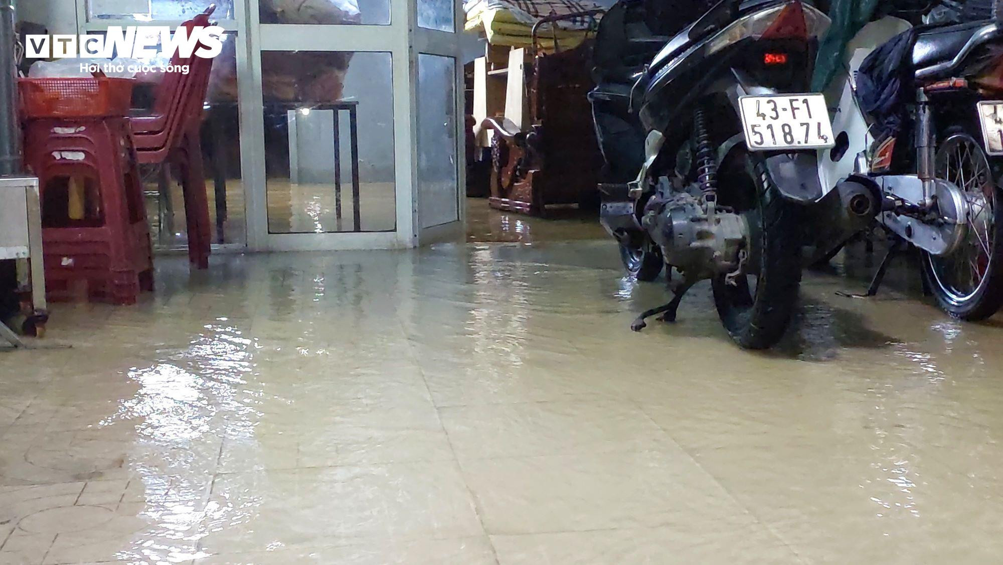 Nửa đêm nước lớn, dân 'rốn lũ' Đà Nẵng bơ phờ dọn đồ chạy lụt - 4