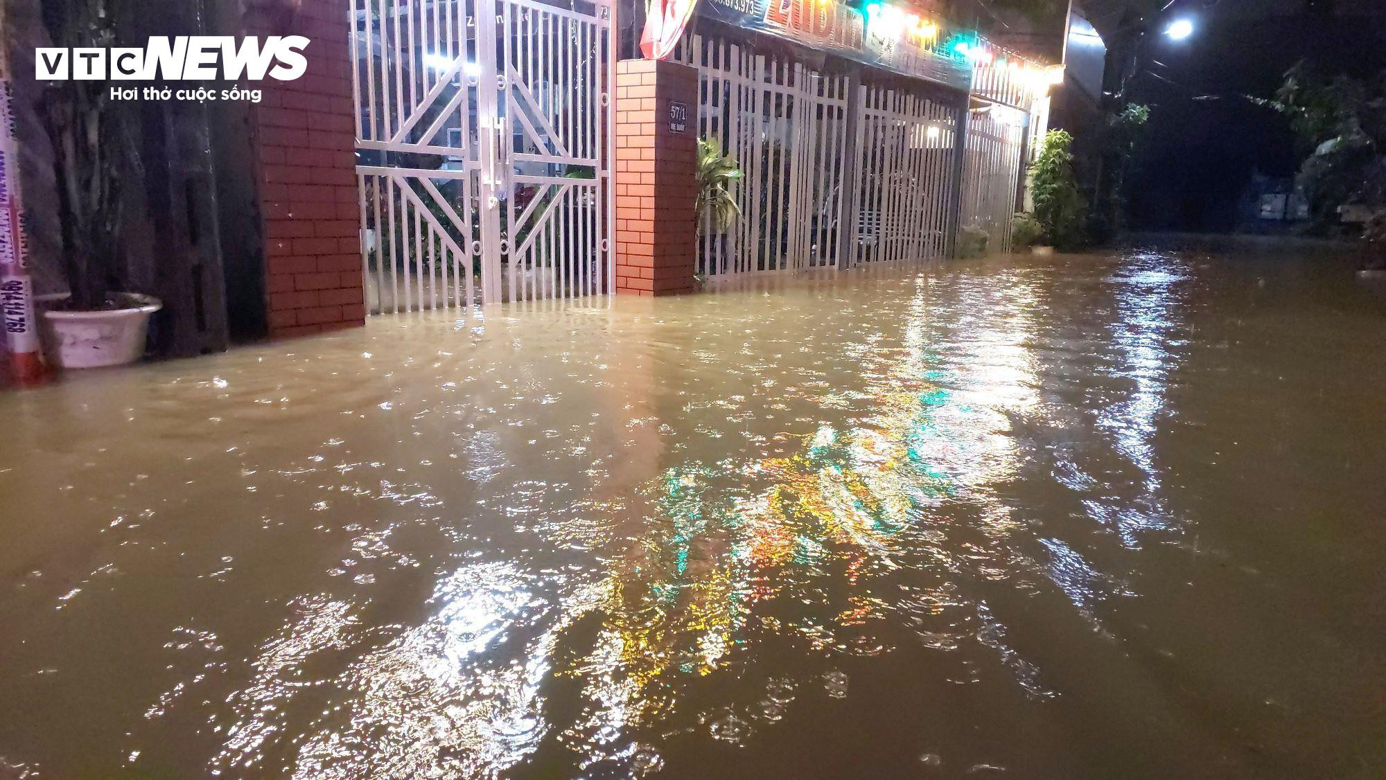 Nửa đêm nước lớn, dân 'rốn lũ' Đà Nẵng bơ phờ dọn đồ chạy lụt - 1