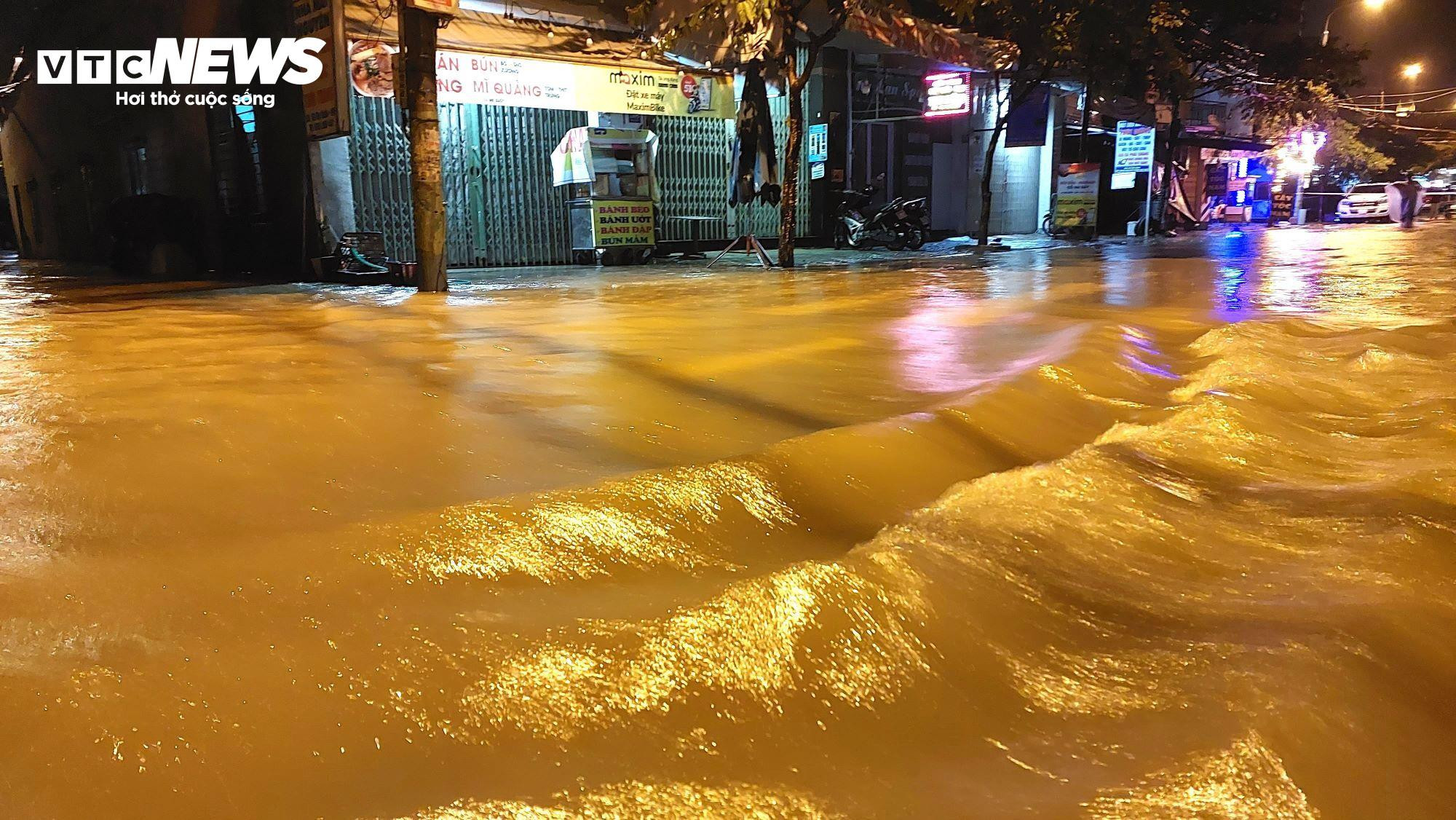 Nửa đêm nước lớn, dân 'rốn lũ' Đà Nẵng bơ phờ dọn đồ chạy lụt - 3